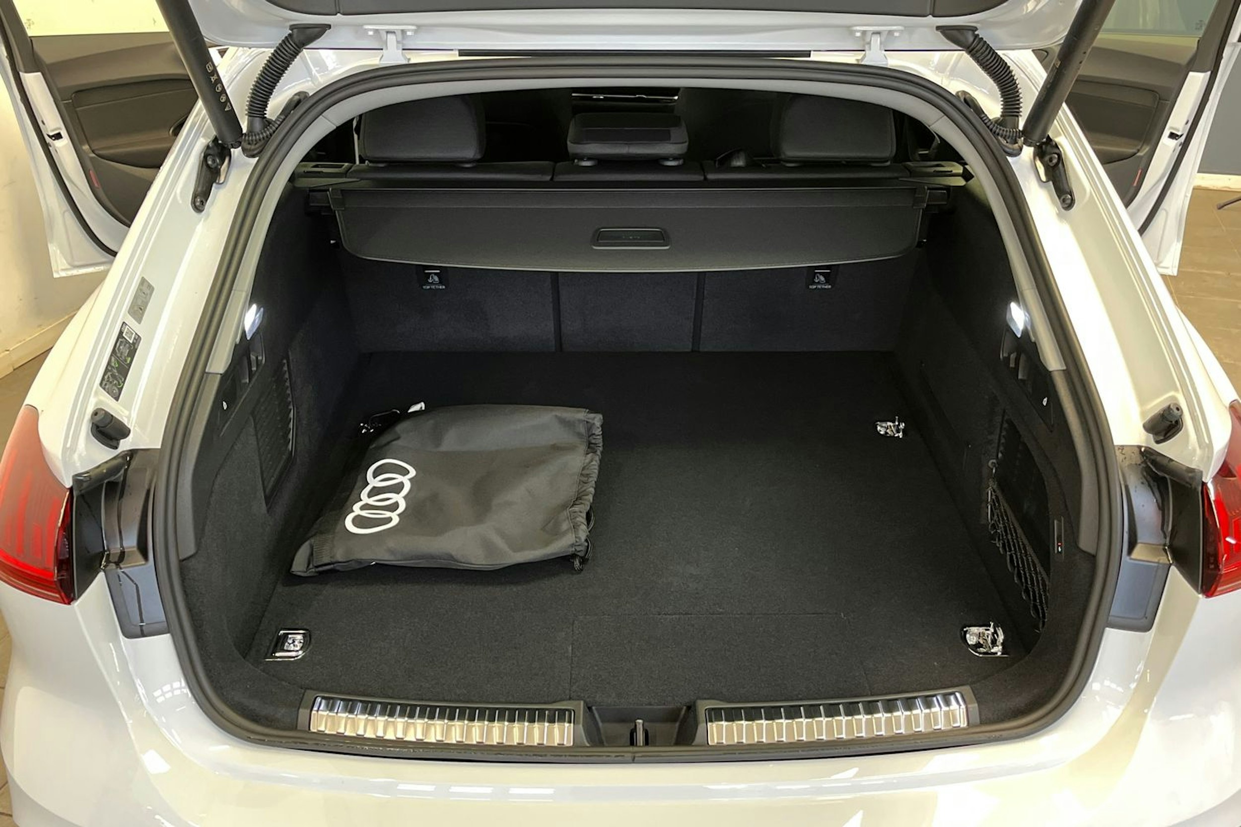 jäätikön valkoinen Audi A5 2025 kuva 5.