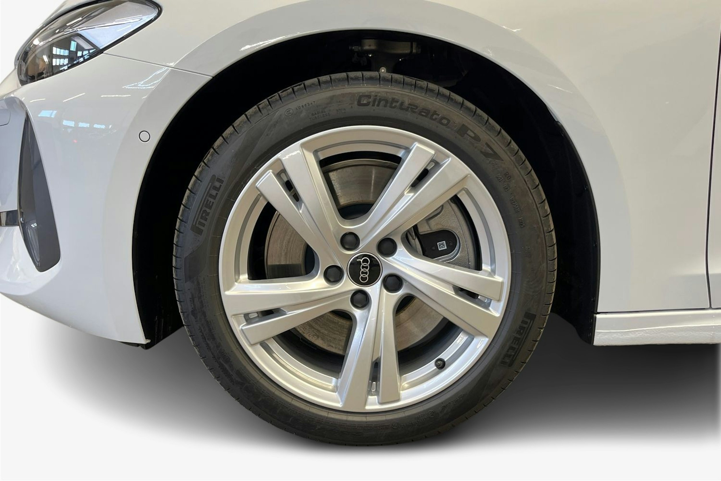 jäätikön valkoinen Audi A5 2025 kuva 17.