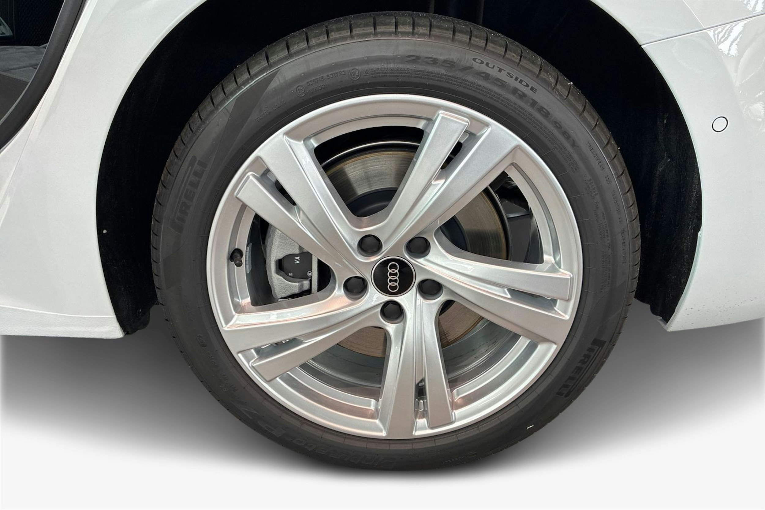 metallivalkoinen Audi A5 2025 kuva 5.