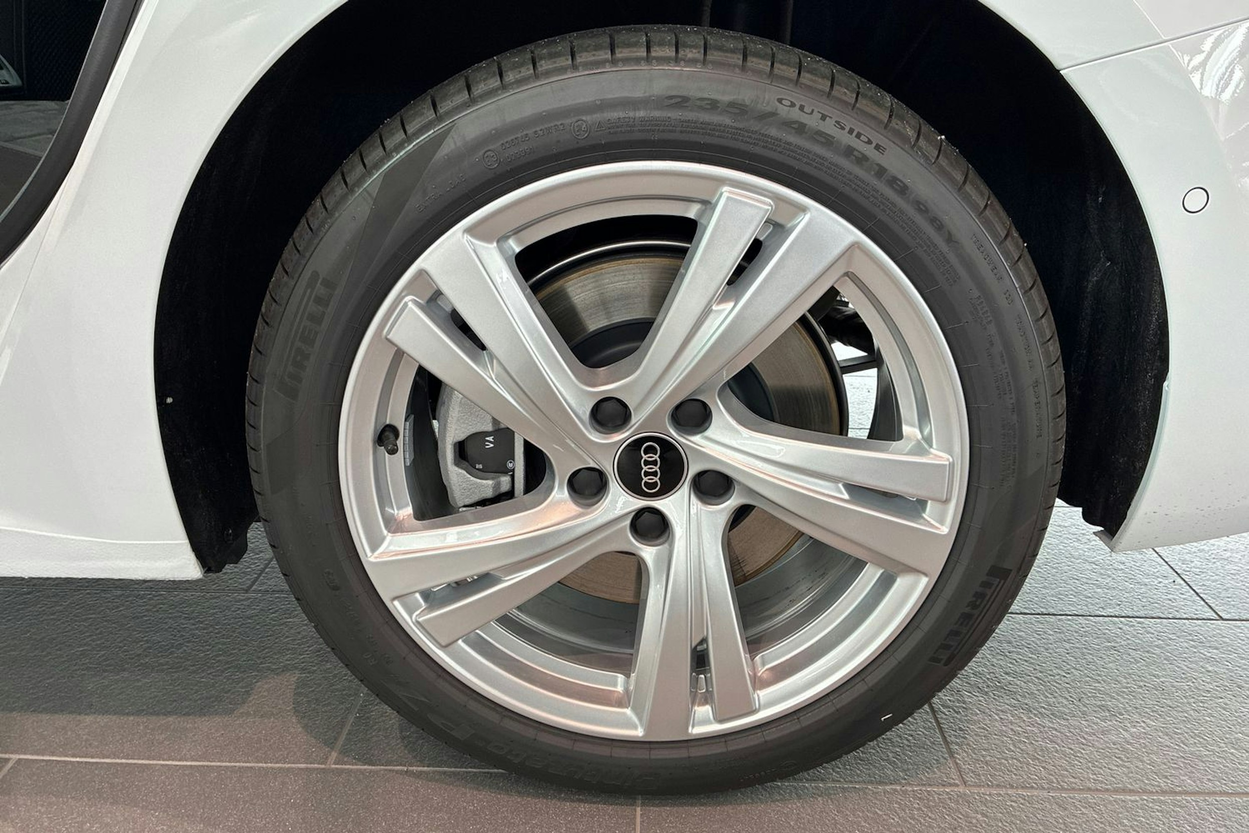 metallivalkoinen Audi A5 2025 kuva 6.