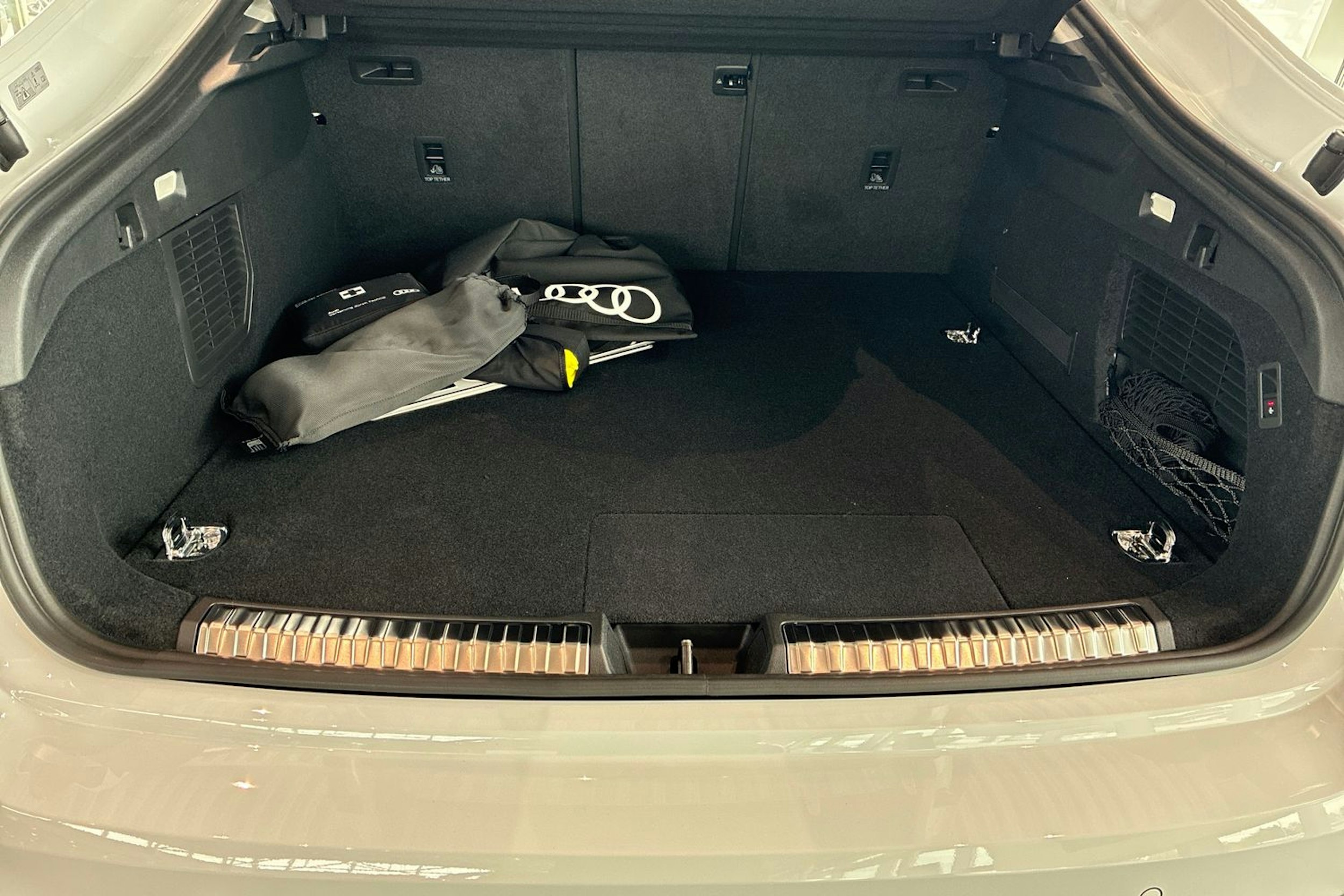 metallivalkoinen Audi A5 2025 kuva 10.
