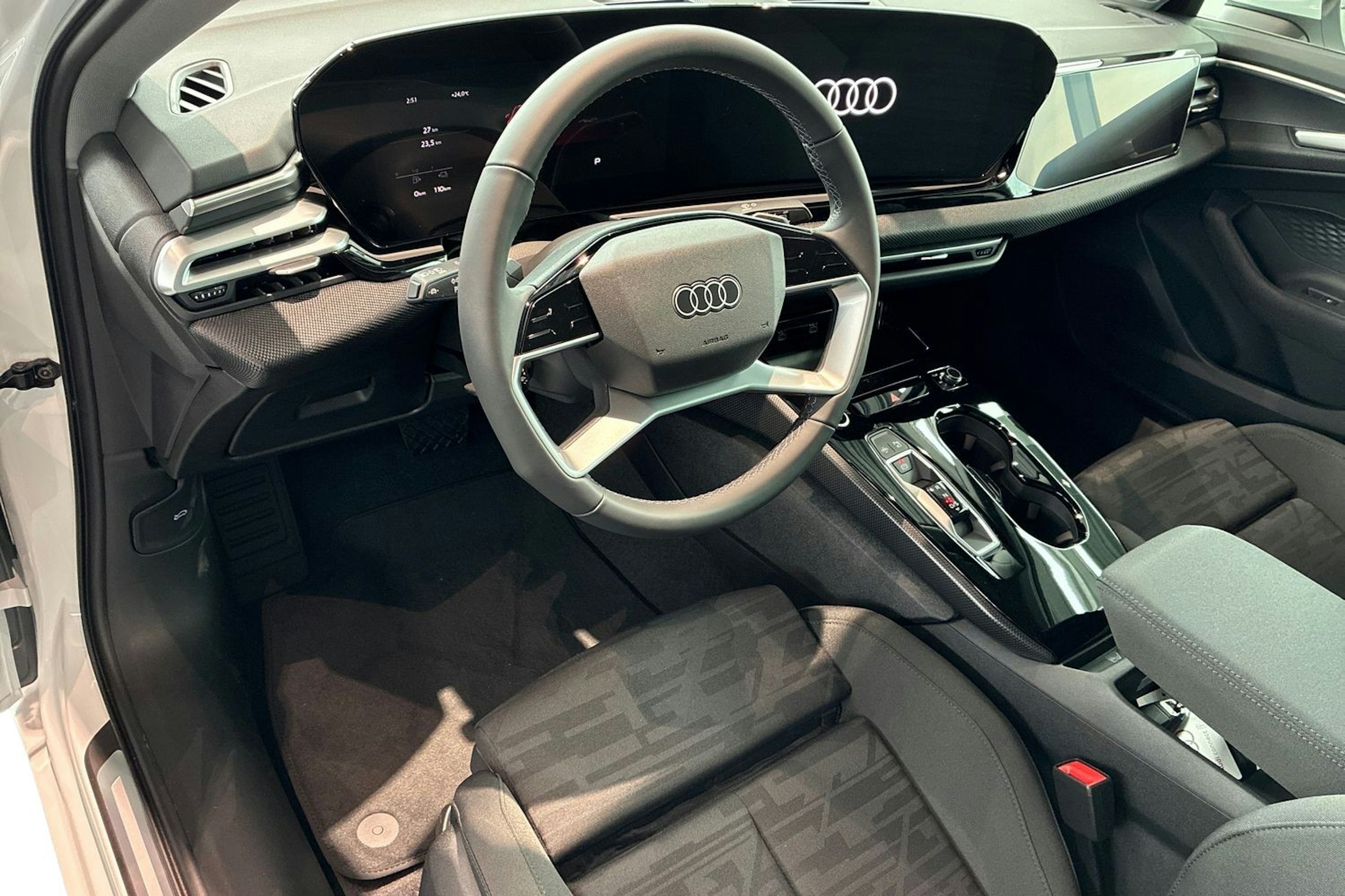 metallivalkoinen Audi A5 2025 kuva 13.