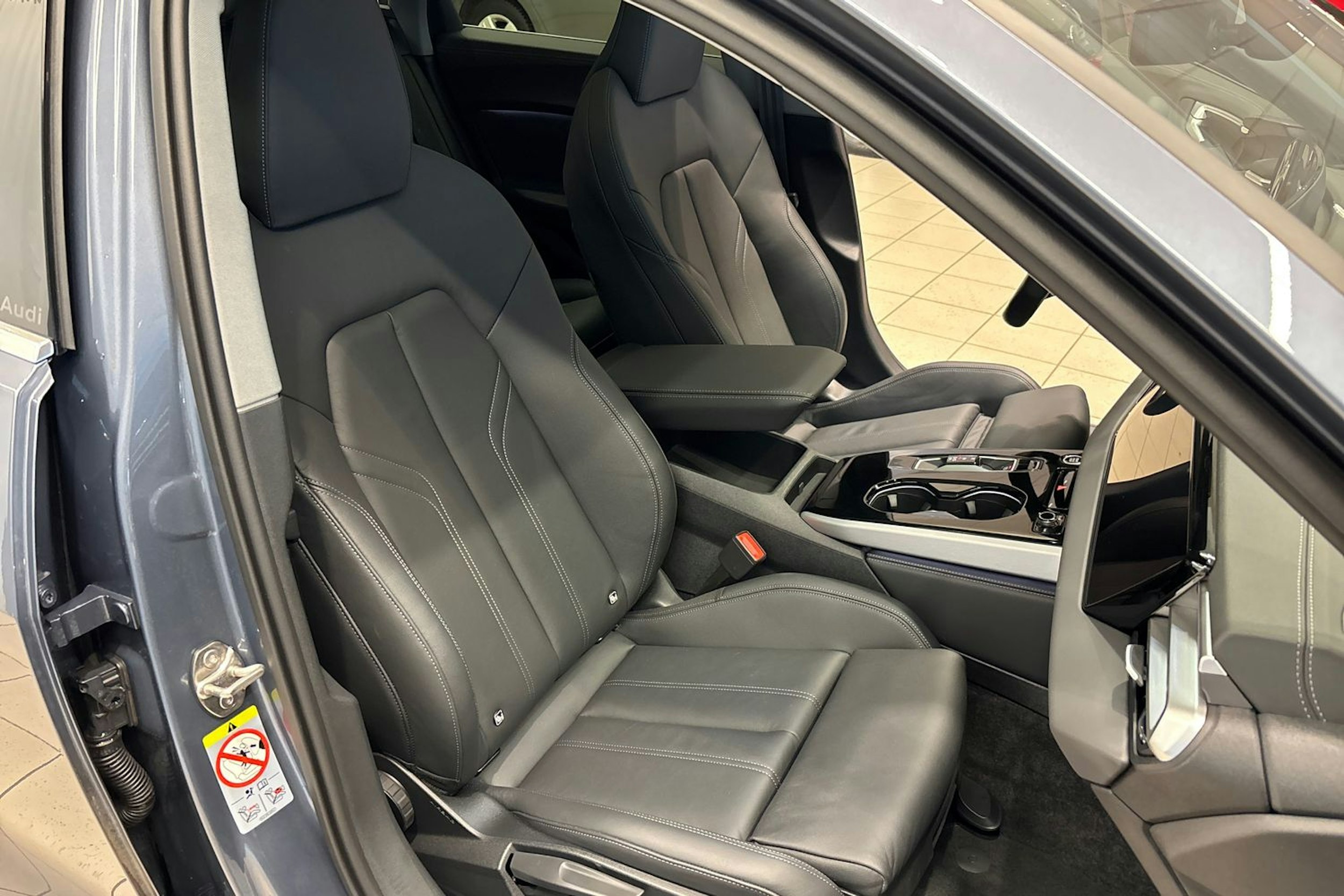 sininen Audi A5 2025 kuva 16.