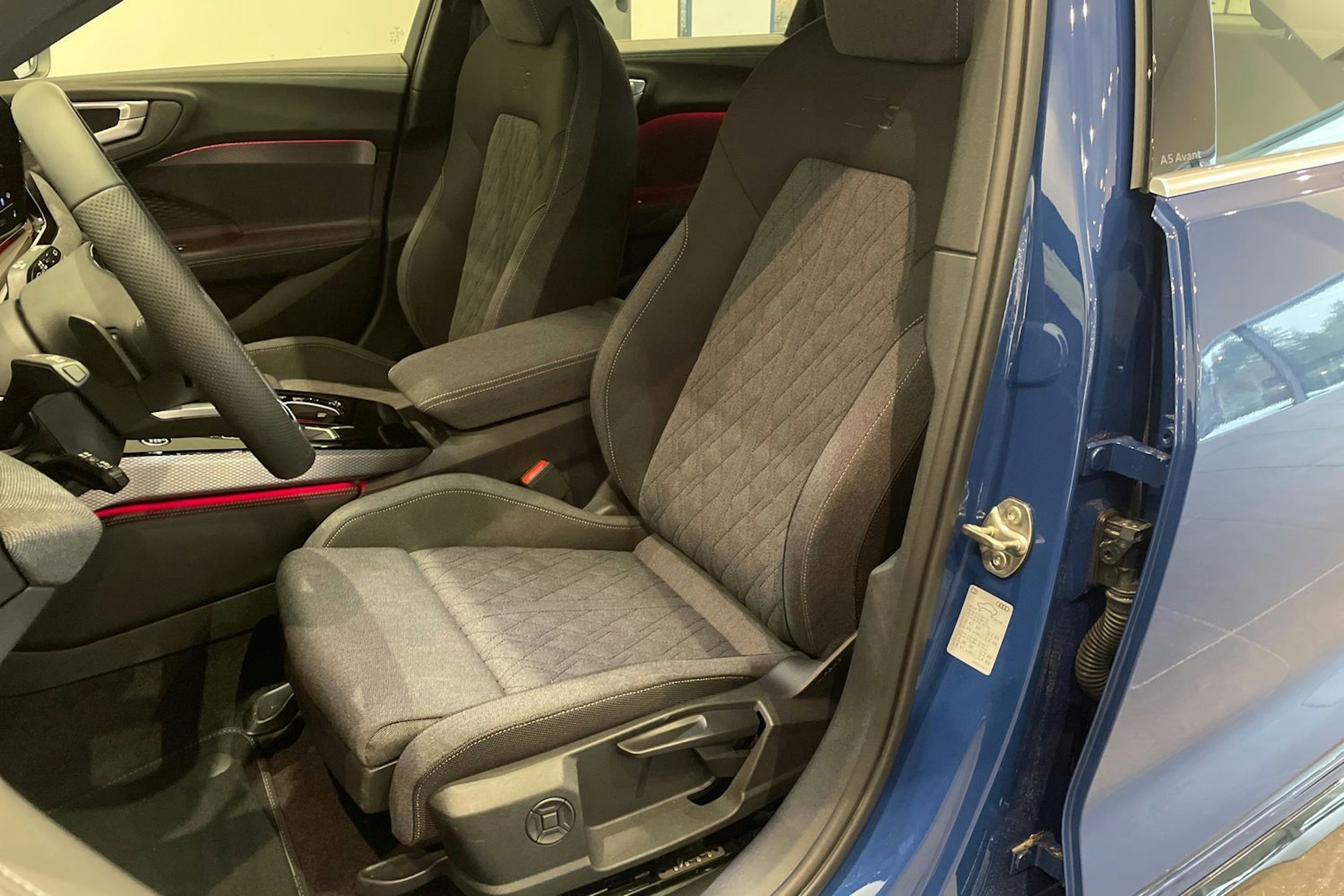 sininen Audi A5 2026 kuva 19.