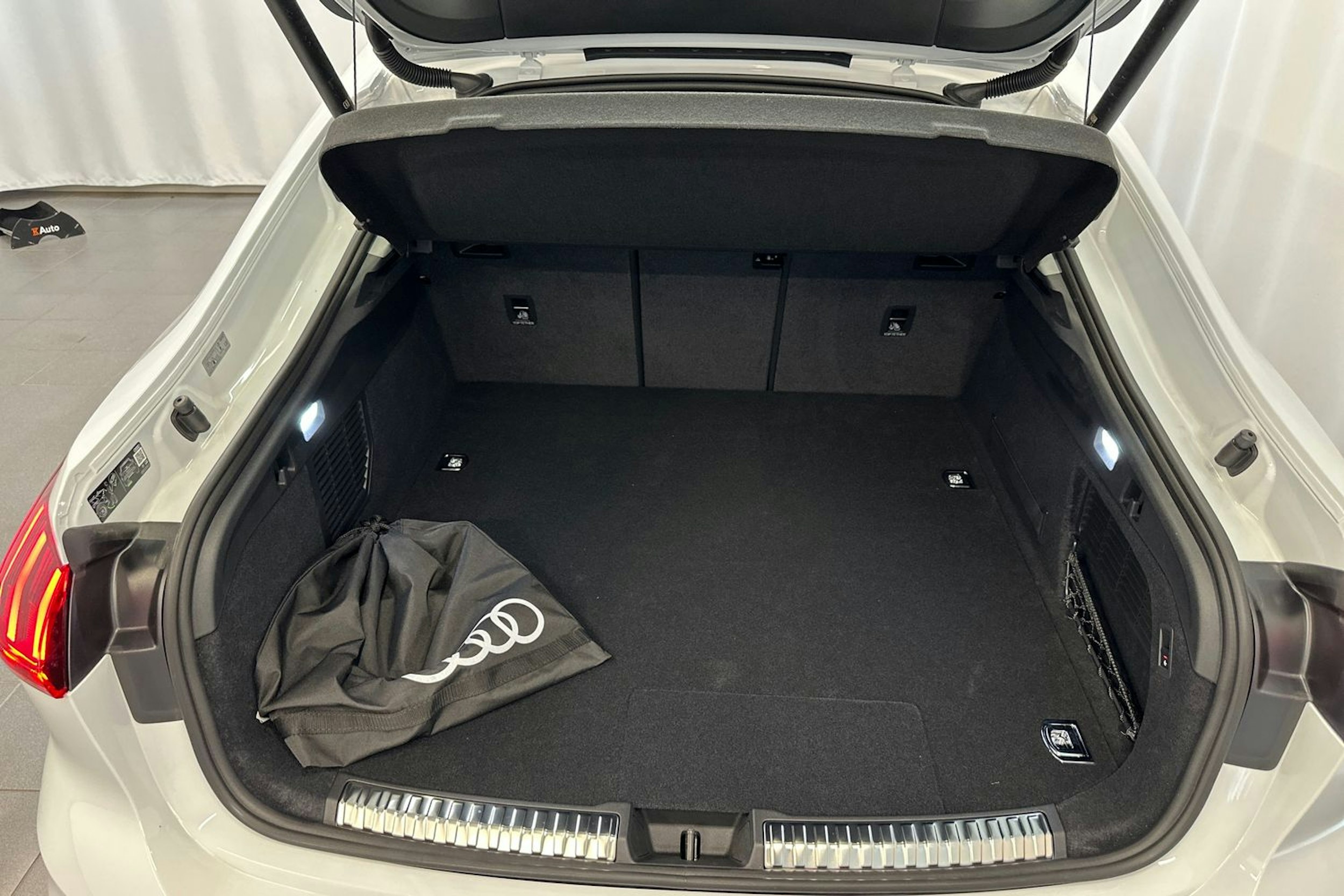 jäätikön valkoinen Audi A5 2026 kuva 5.