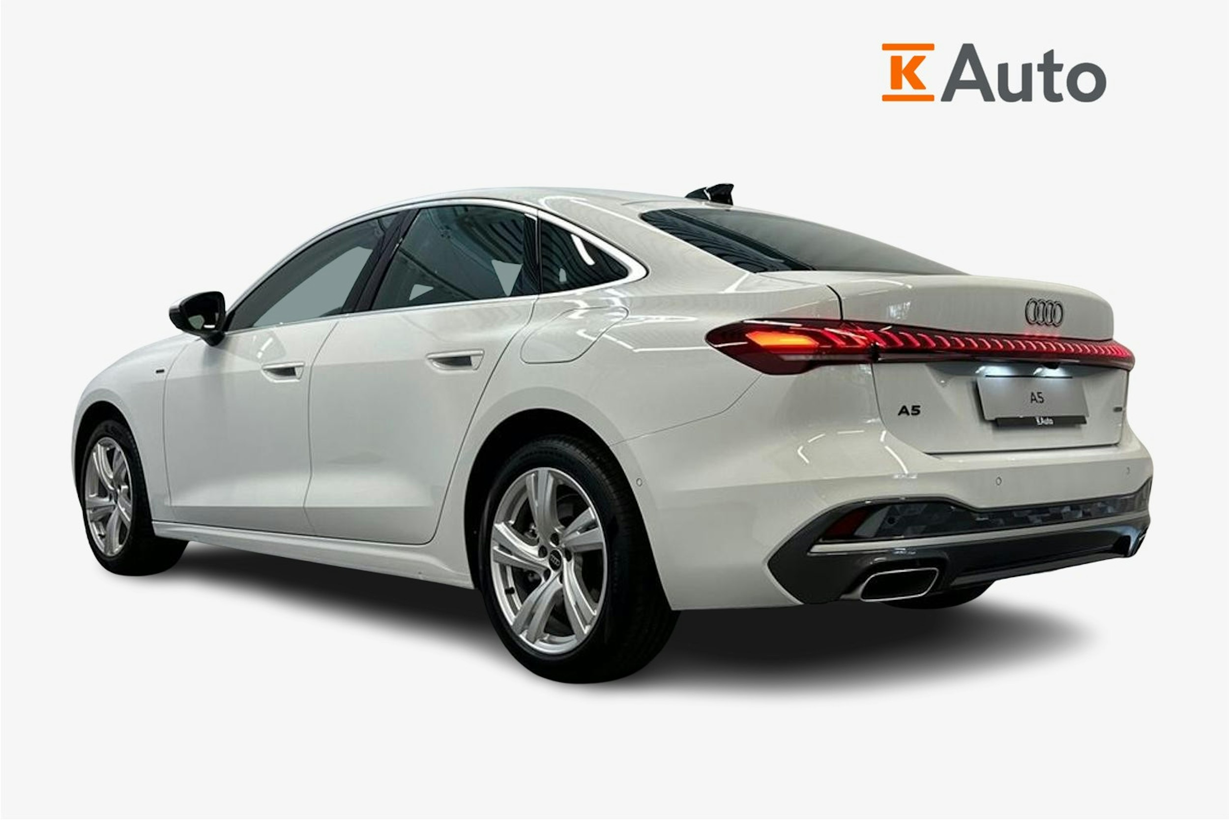jäätikön valkoinen Audi A5 2026 kuva 6.