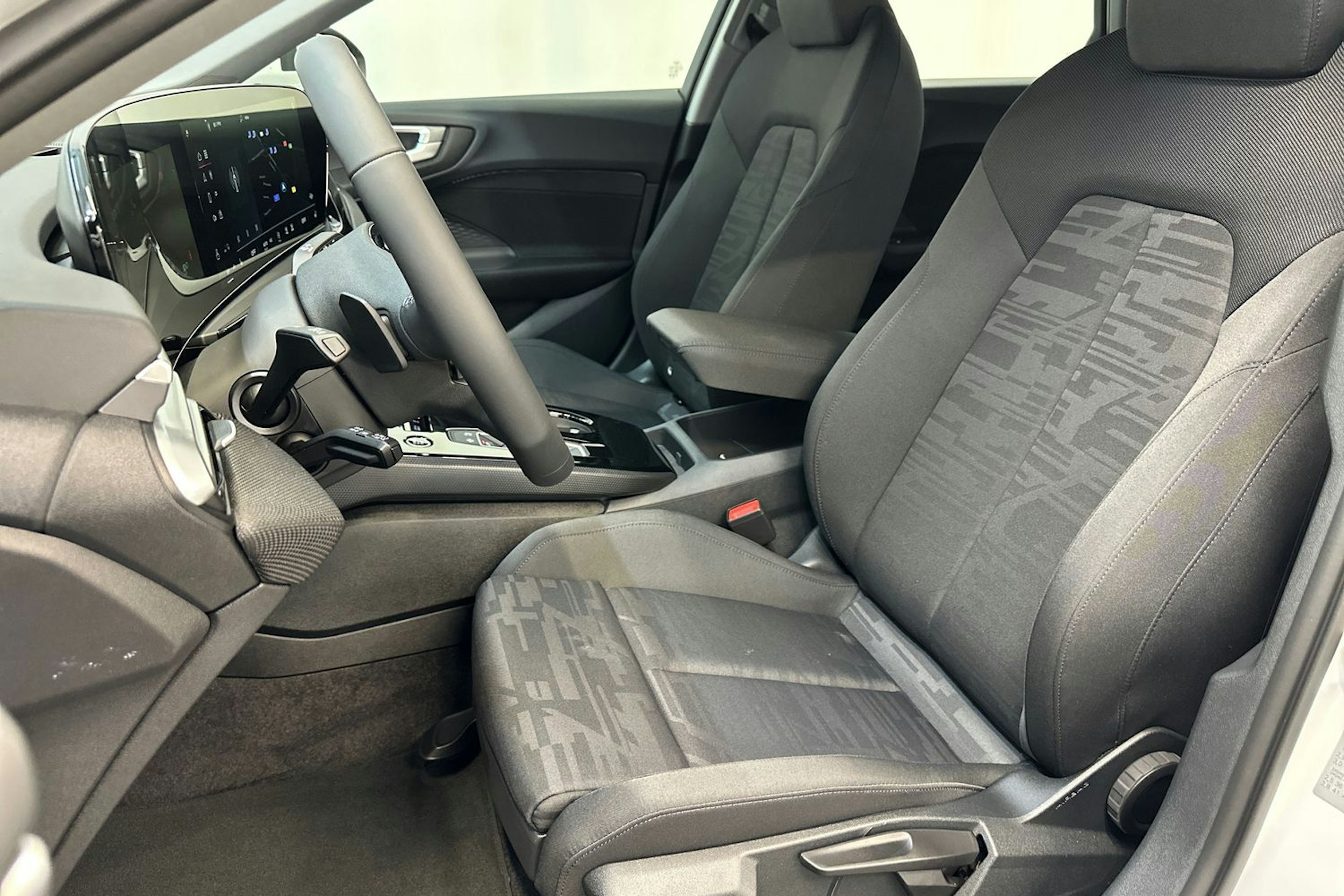 jäätikön valkoinen Audi A5 2026 kuva 7.