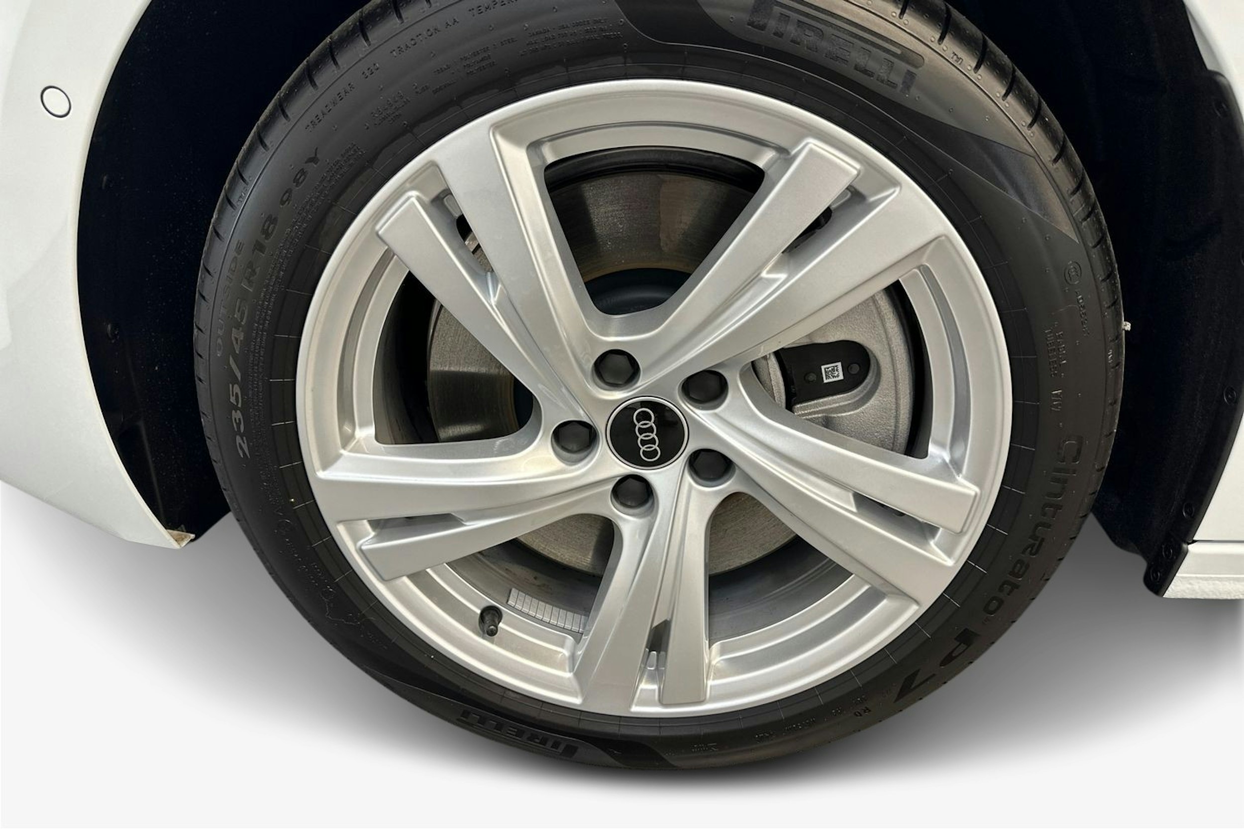 jäätikön valkoinen Audi A5 2026 kuva 15.