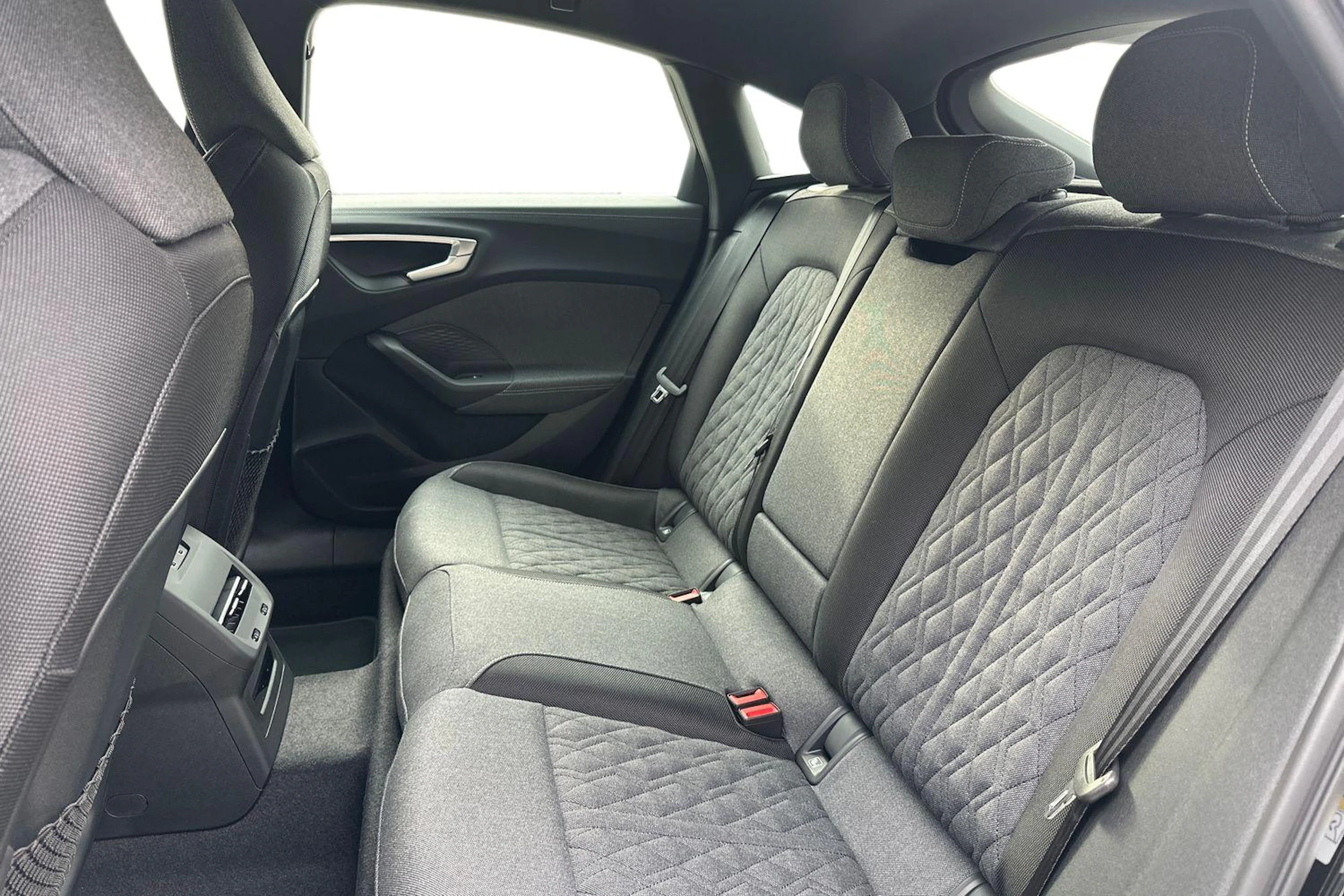 musta Audi A5 2026 kuva 8.
