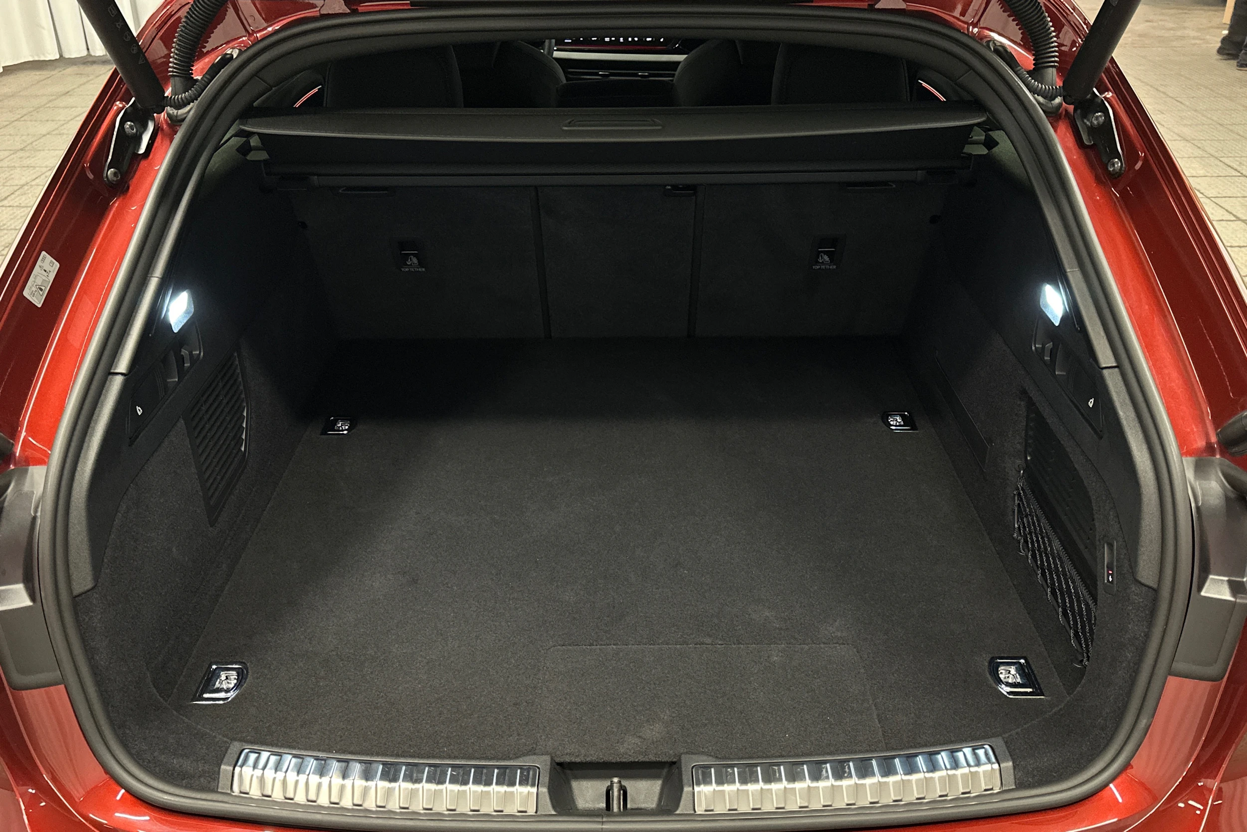 punainen Audi A5 Avant 2025 kuva 11.