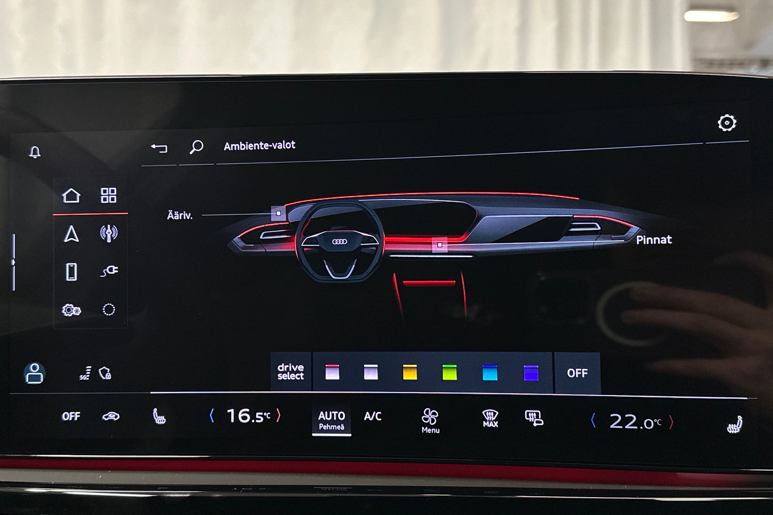 punainen Audi A5 Avant 2025 kuva 25.