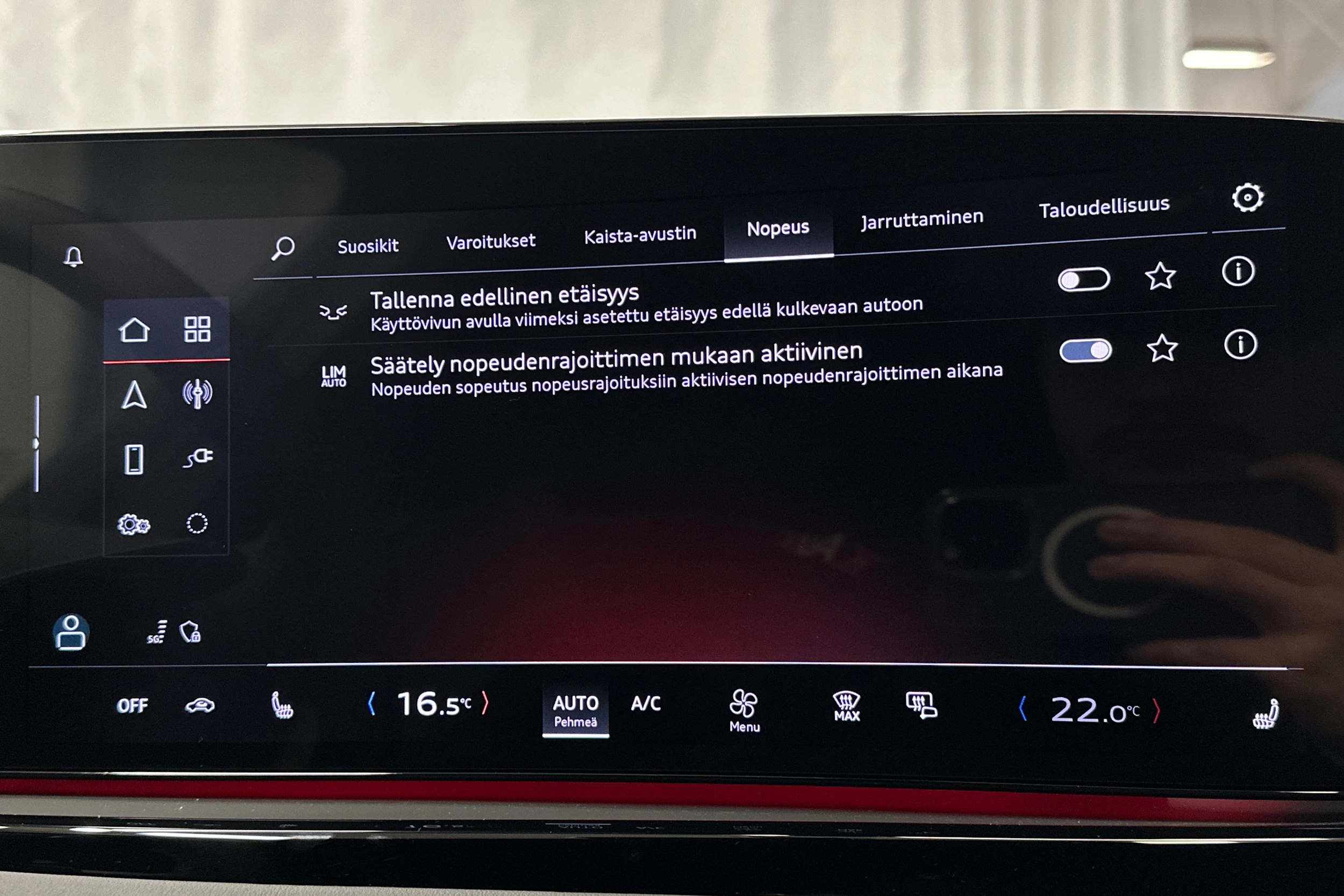 punainen Audi A5 Avant 2025 kuva 29.