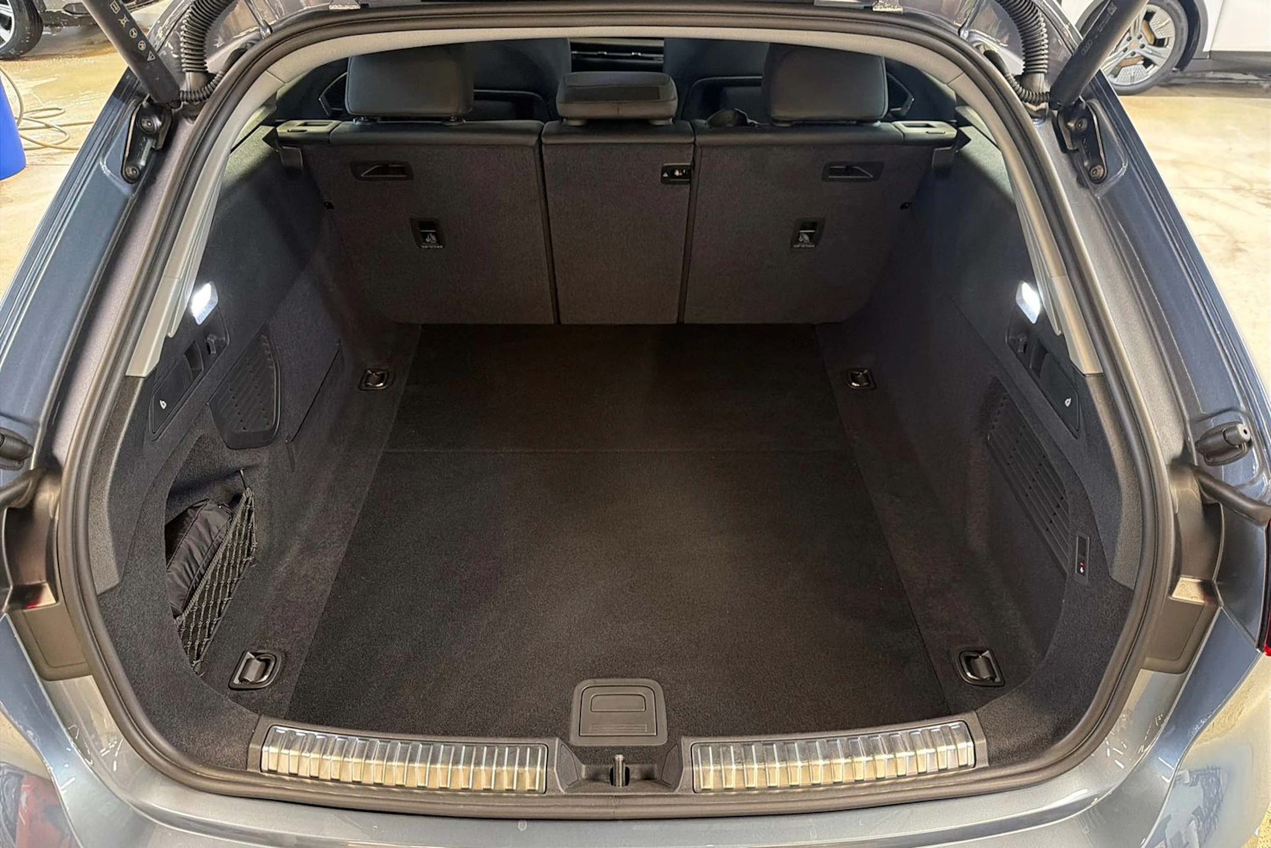sininen Audi A5 Avant 2025 kuva 11.