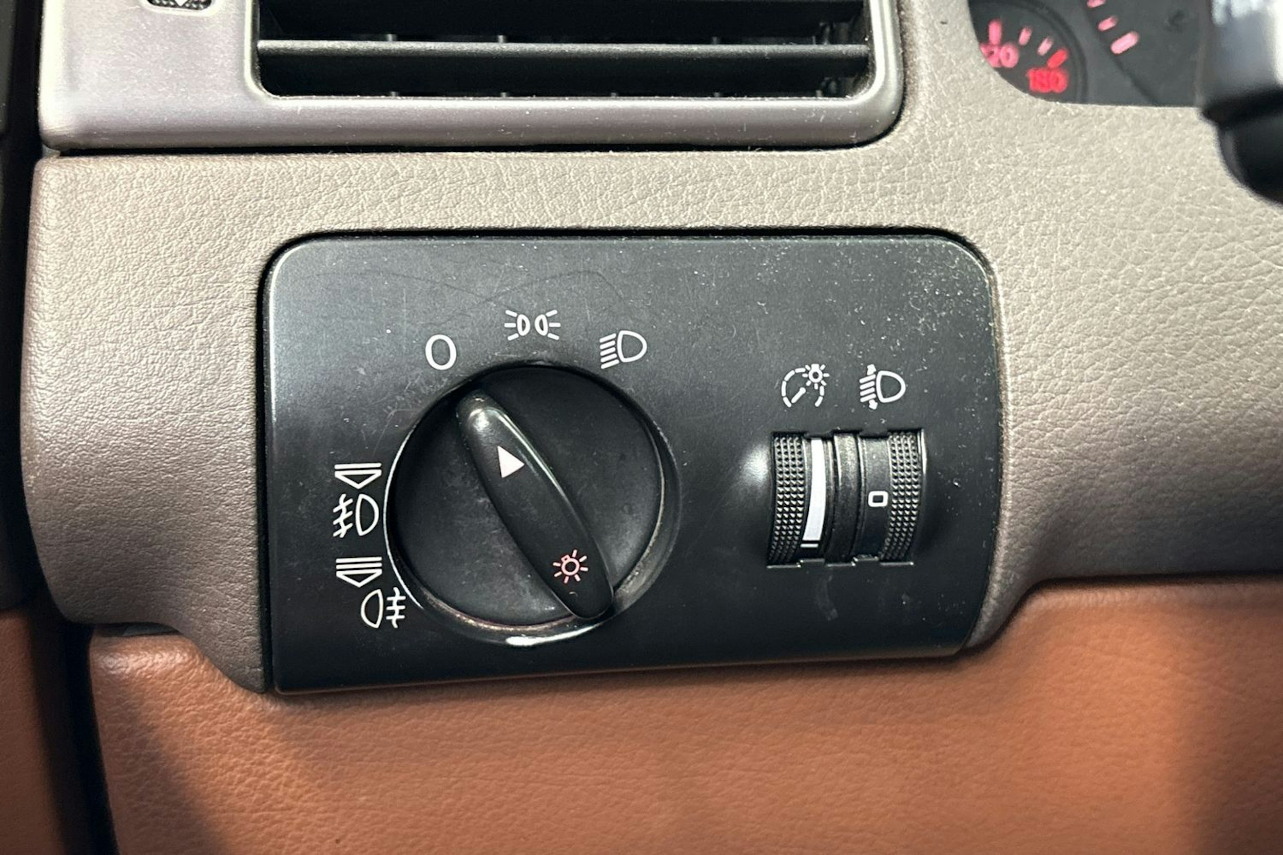 punainen Audi A6 1998 kuva 16.