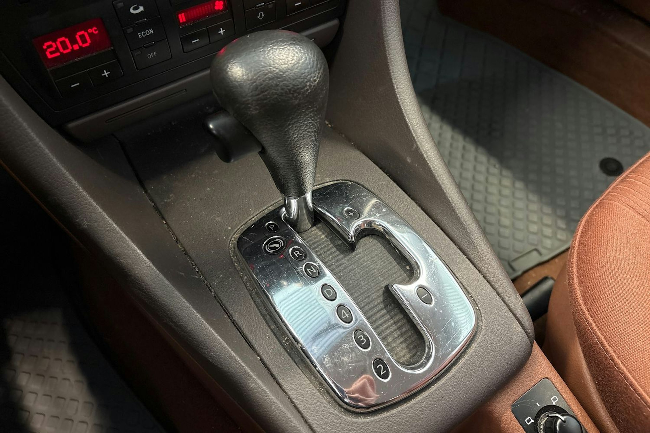 punainen Audi A6 1998 kuva 18.