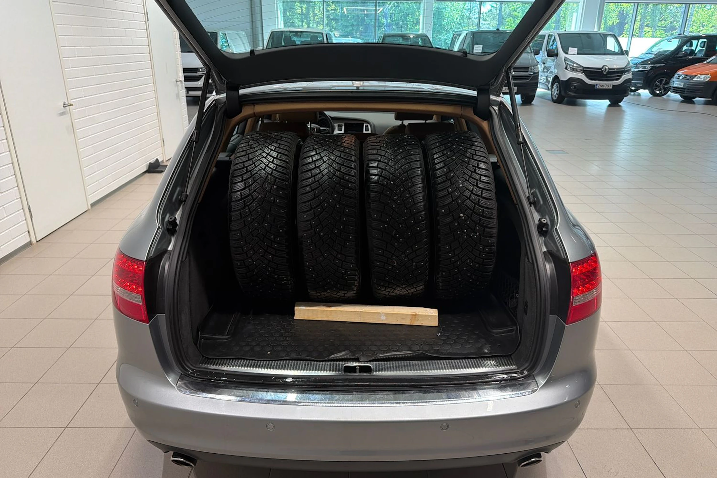 Harmaa Audi A6 2010 kuva 30.