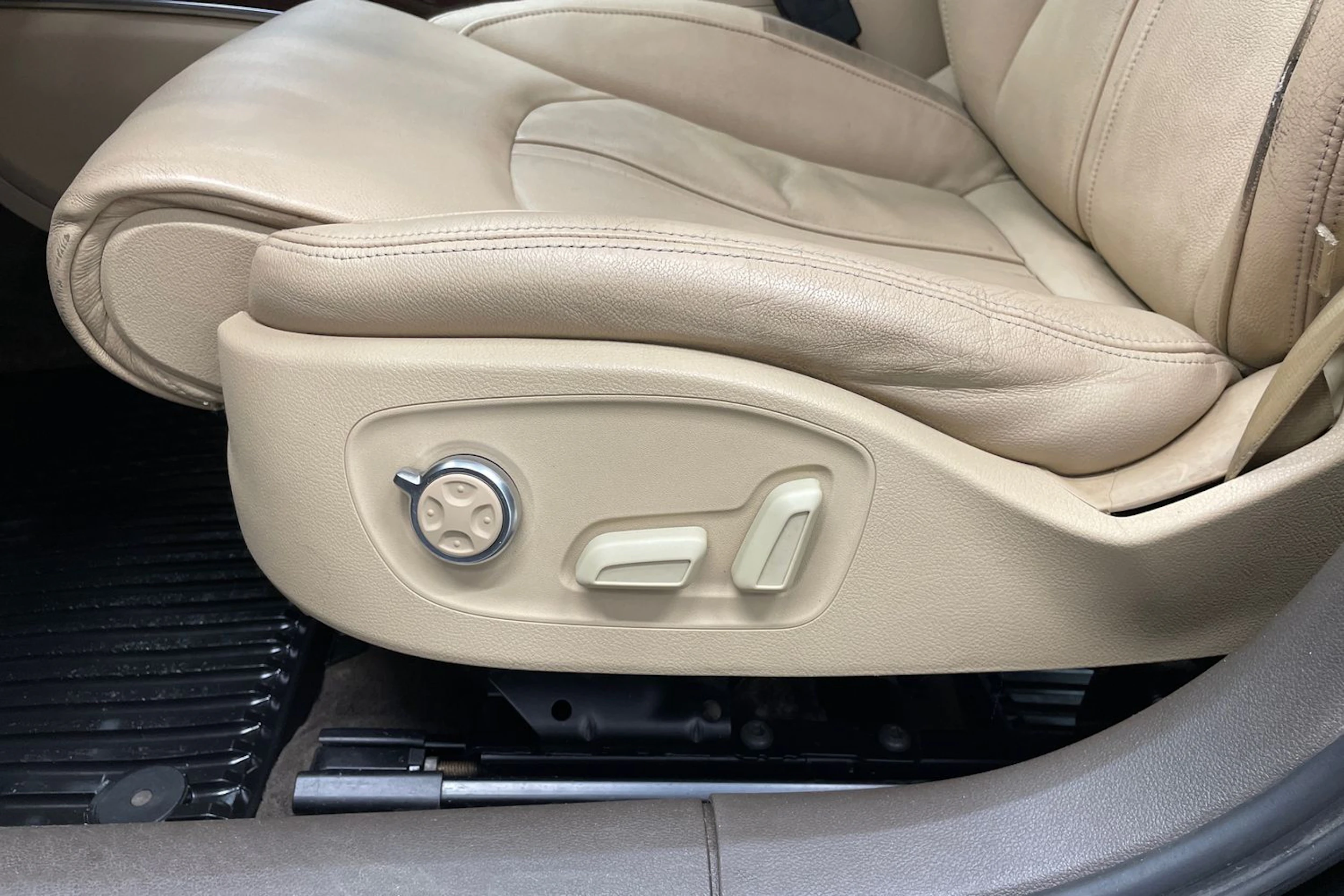 Musta Audi A6 2012 kuva 16.