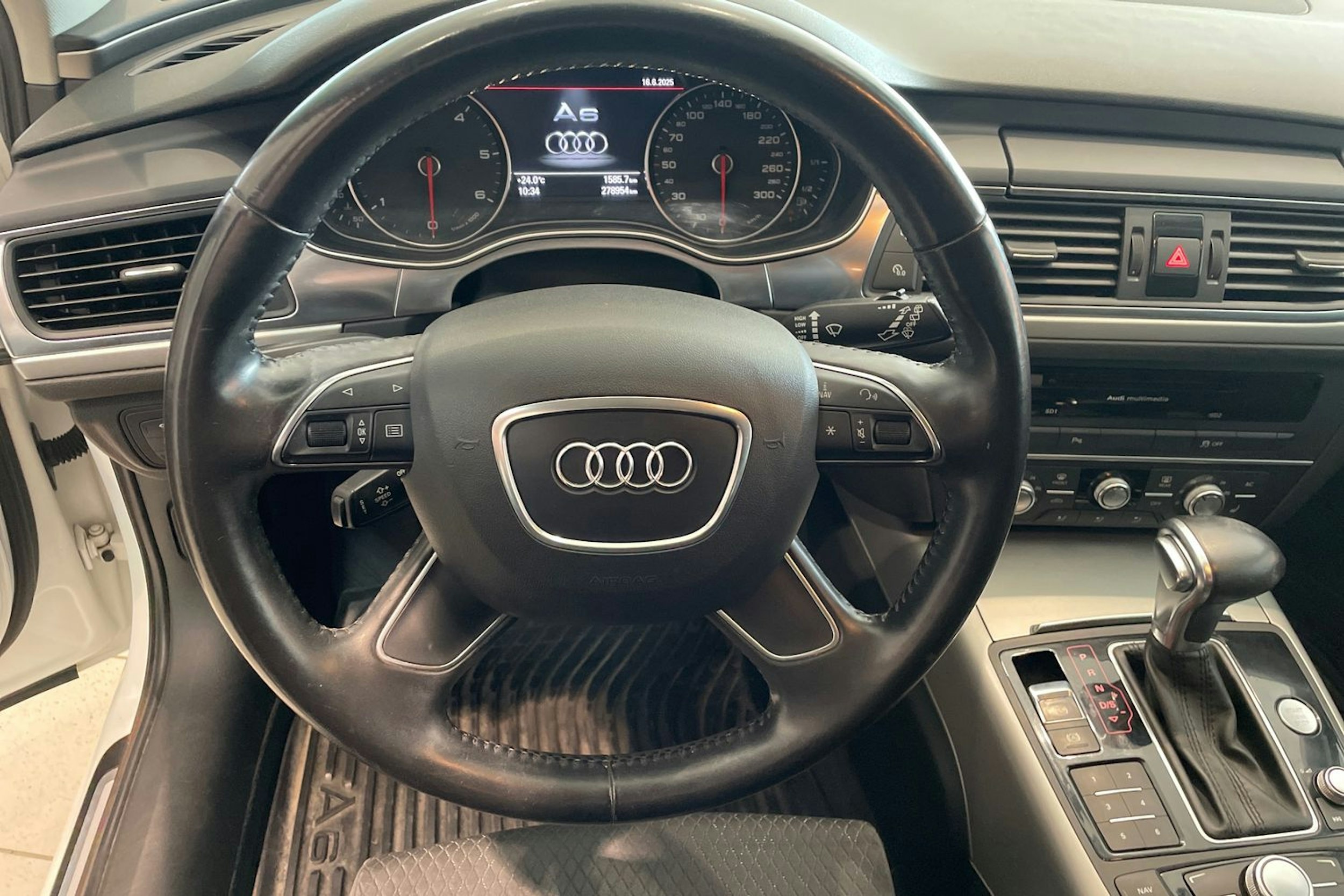 Valkoinen Audi A6 2012 kuva 15.