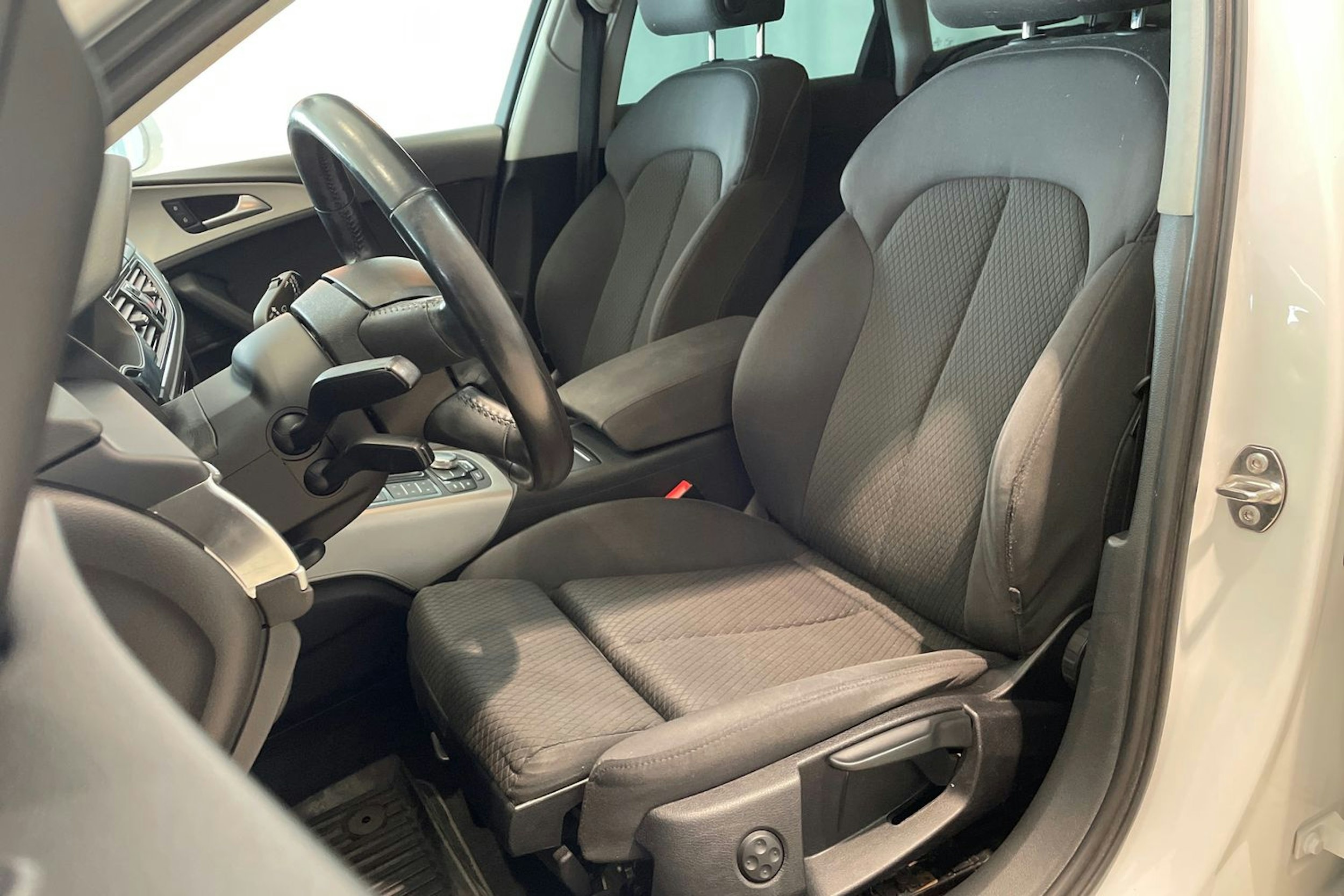 Valkoinen Audi A6 2012 kuva 26.