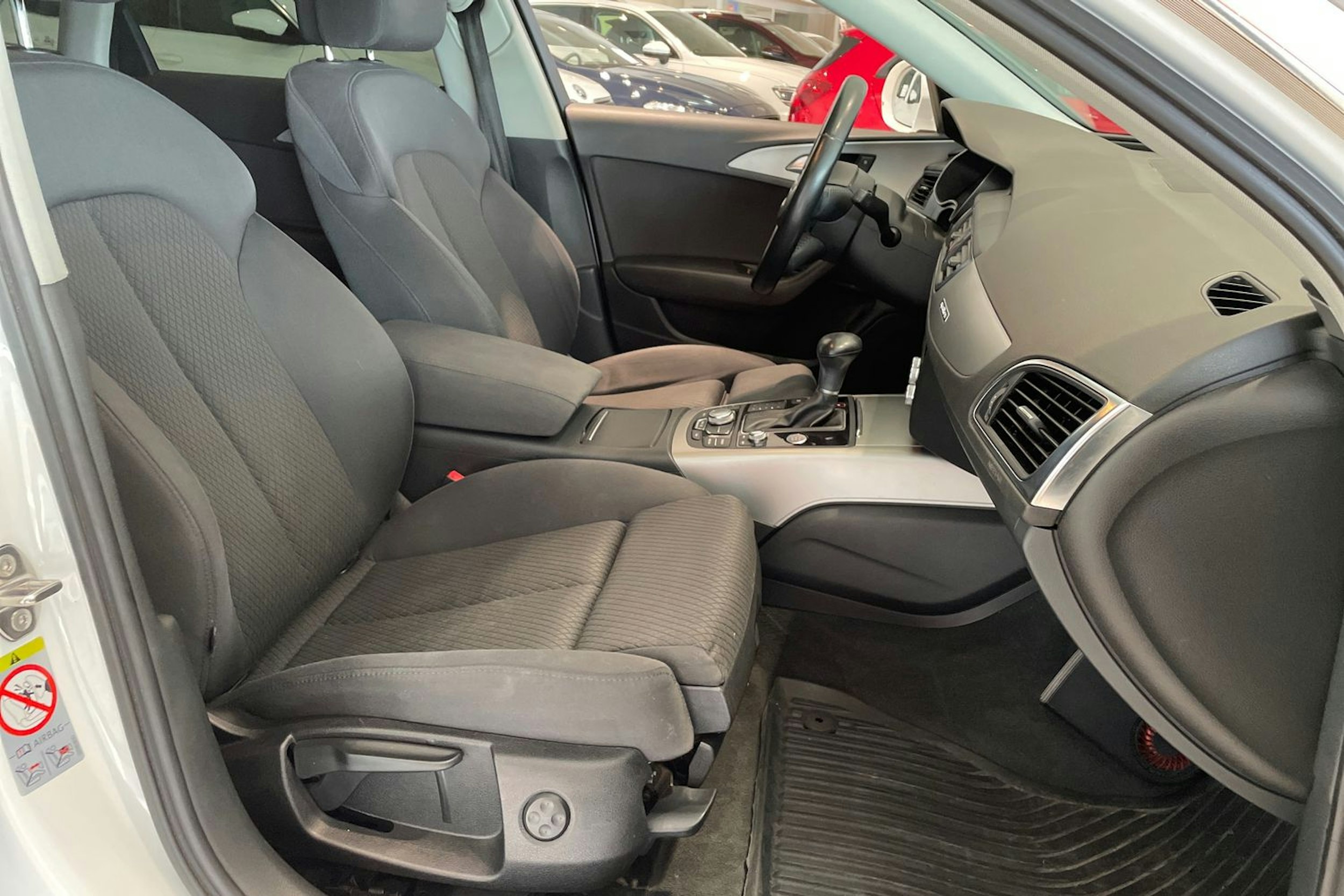 Valkoinen Audi A6 2012 kuva 27.