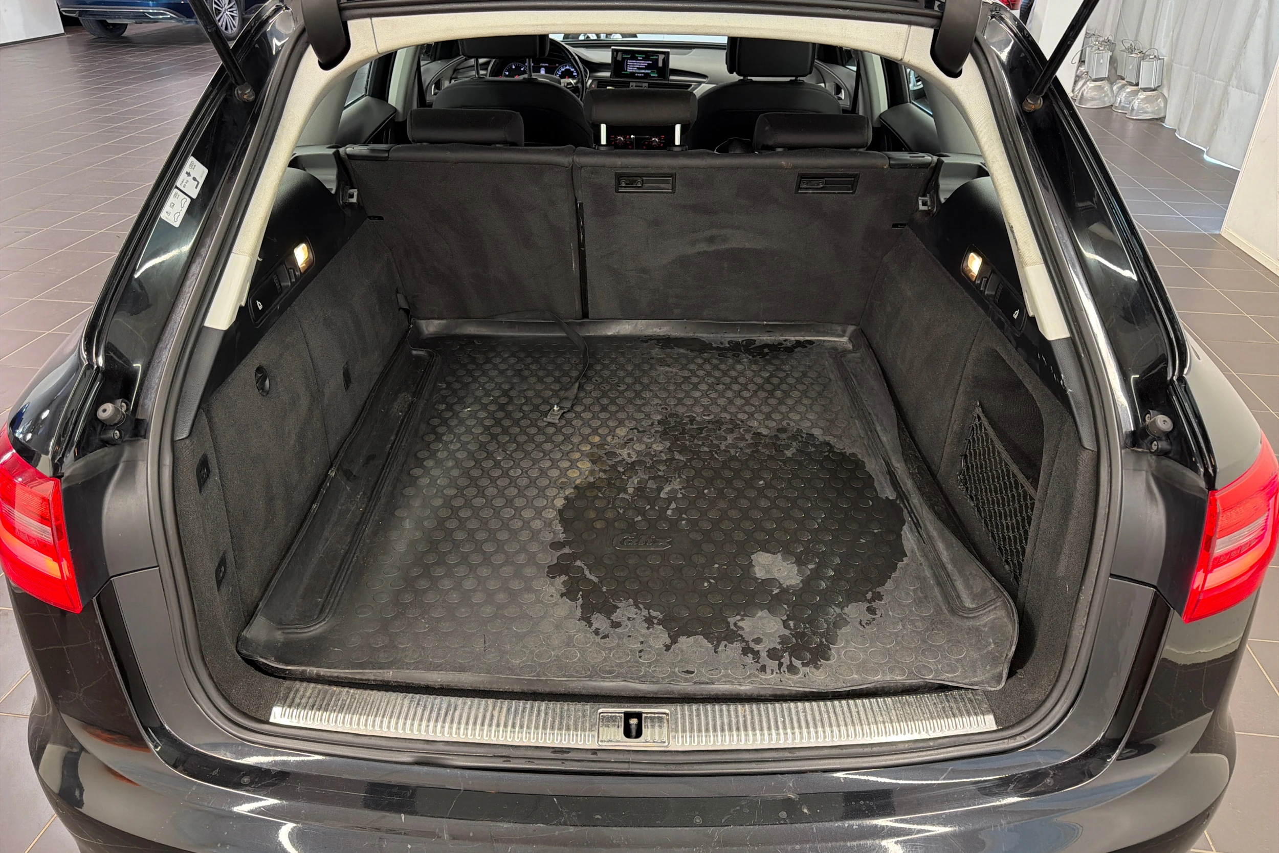 musta Audi A6 2012 kuva 11.