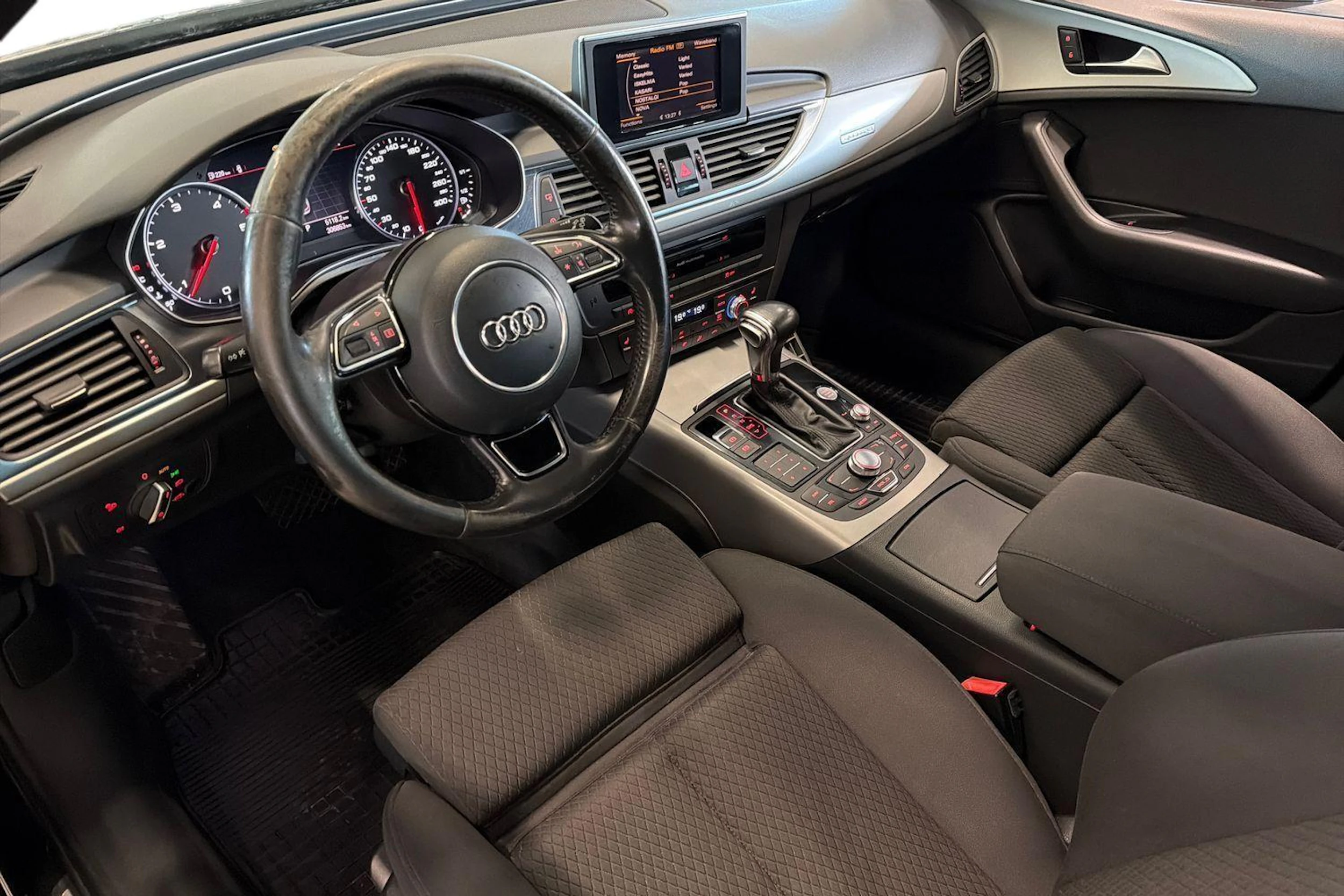 musta Audi A6 2012 kuva 6.
