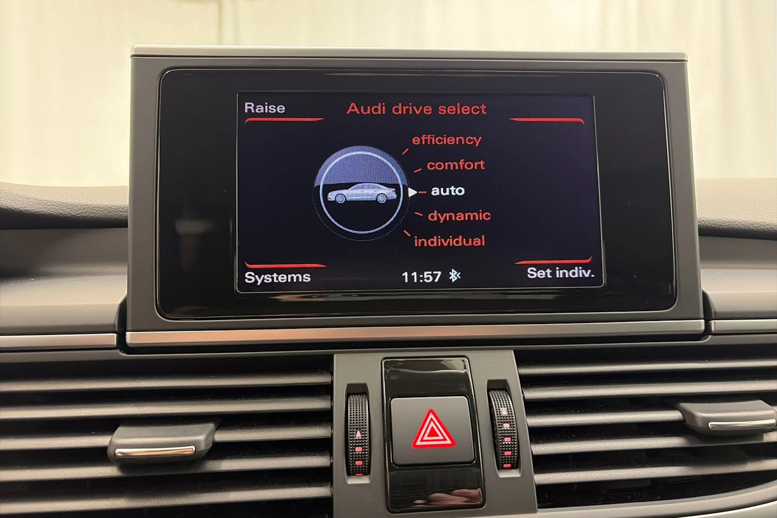 valkoinen Audi A6 2012 kuva 16.