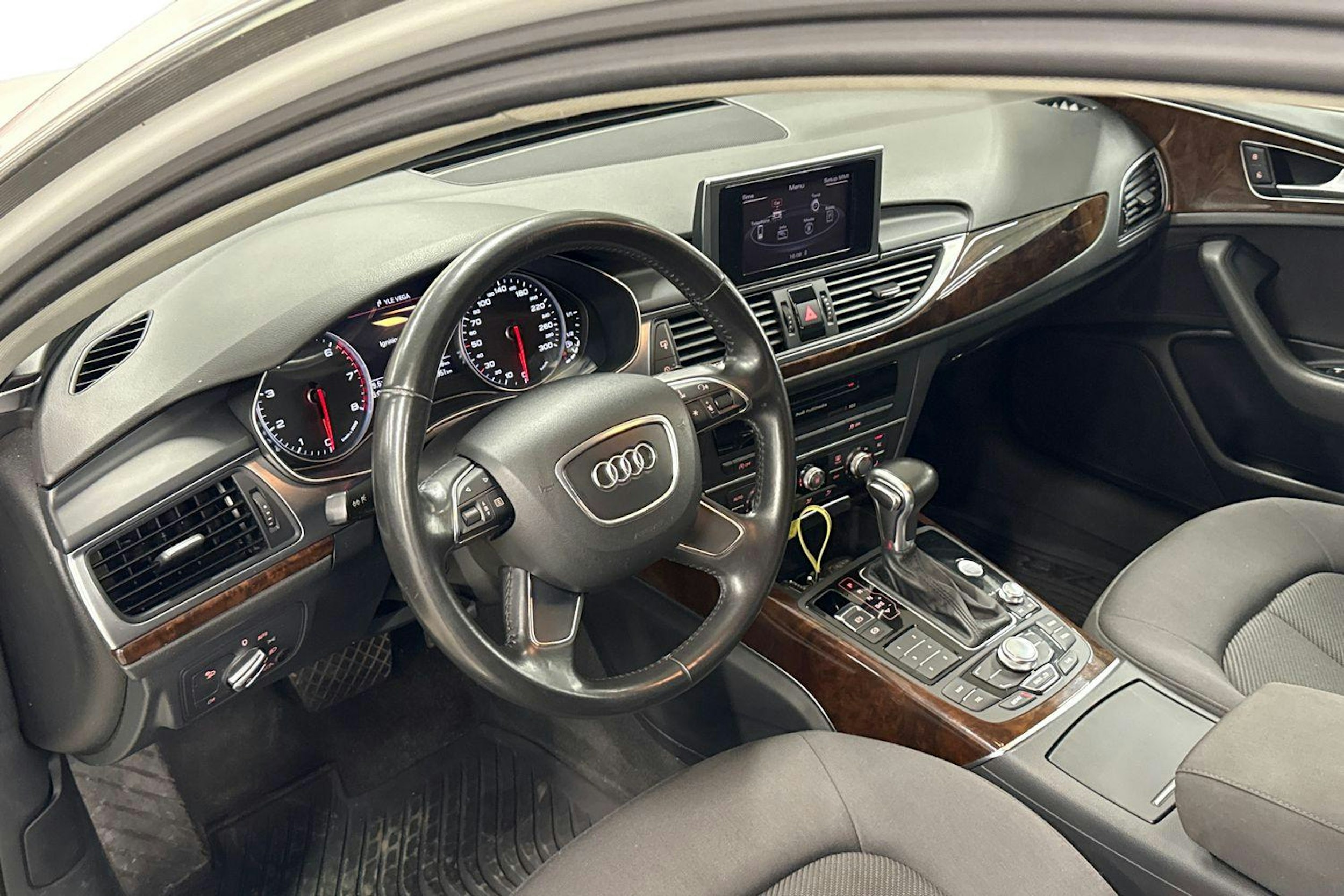 valkoinen Audi A6 2012 kuva 6.