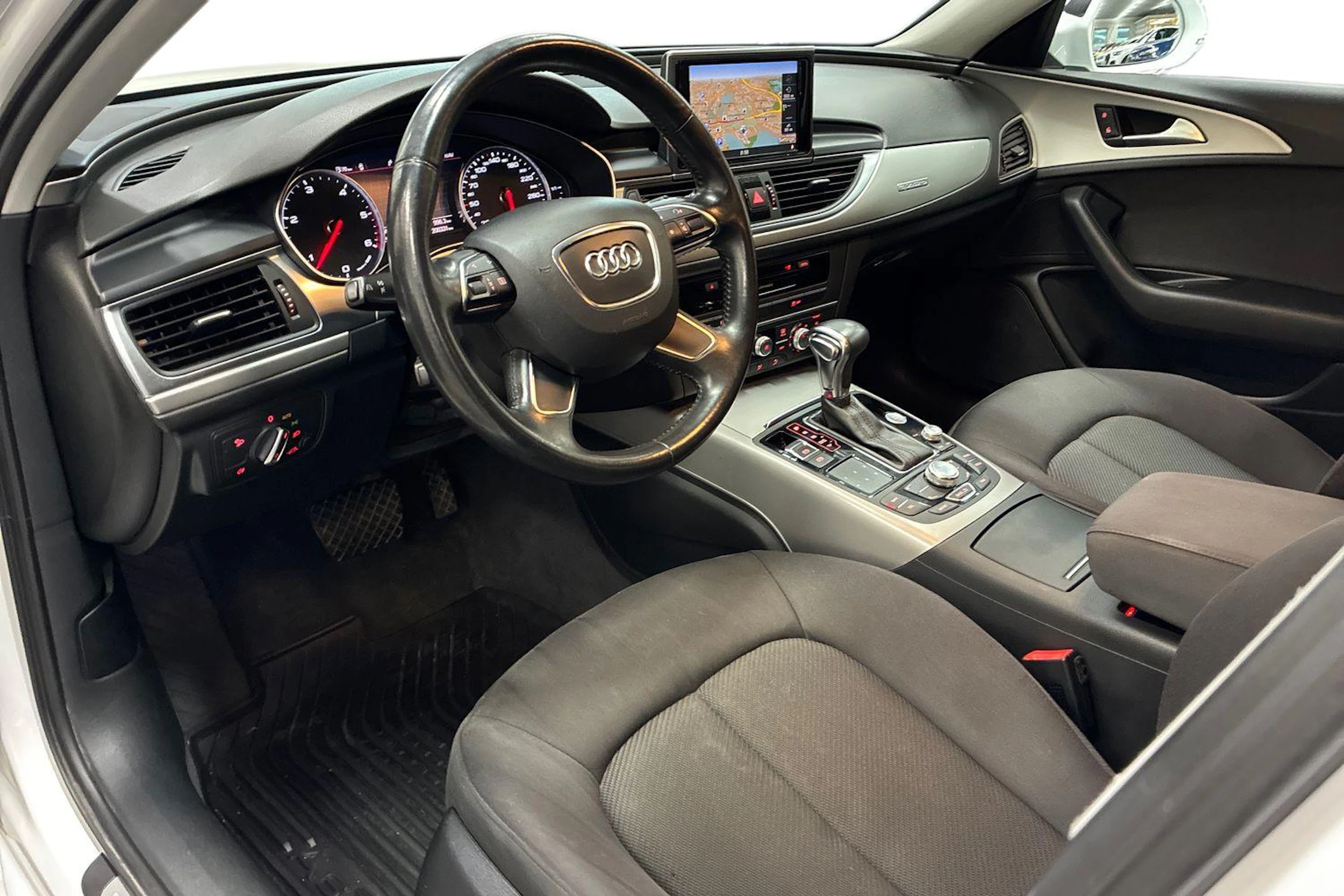 valkoinen Audi A6 2012 kuva 6.