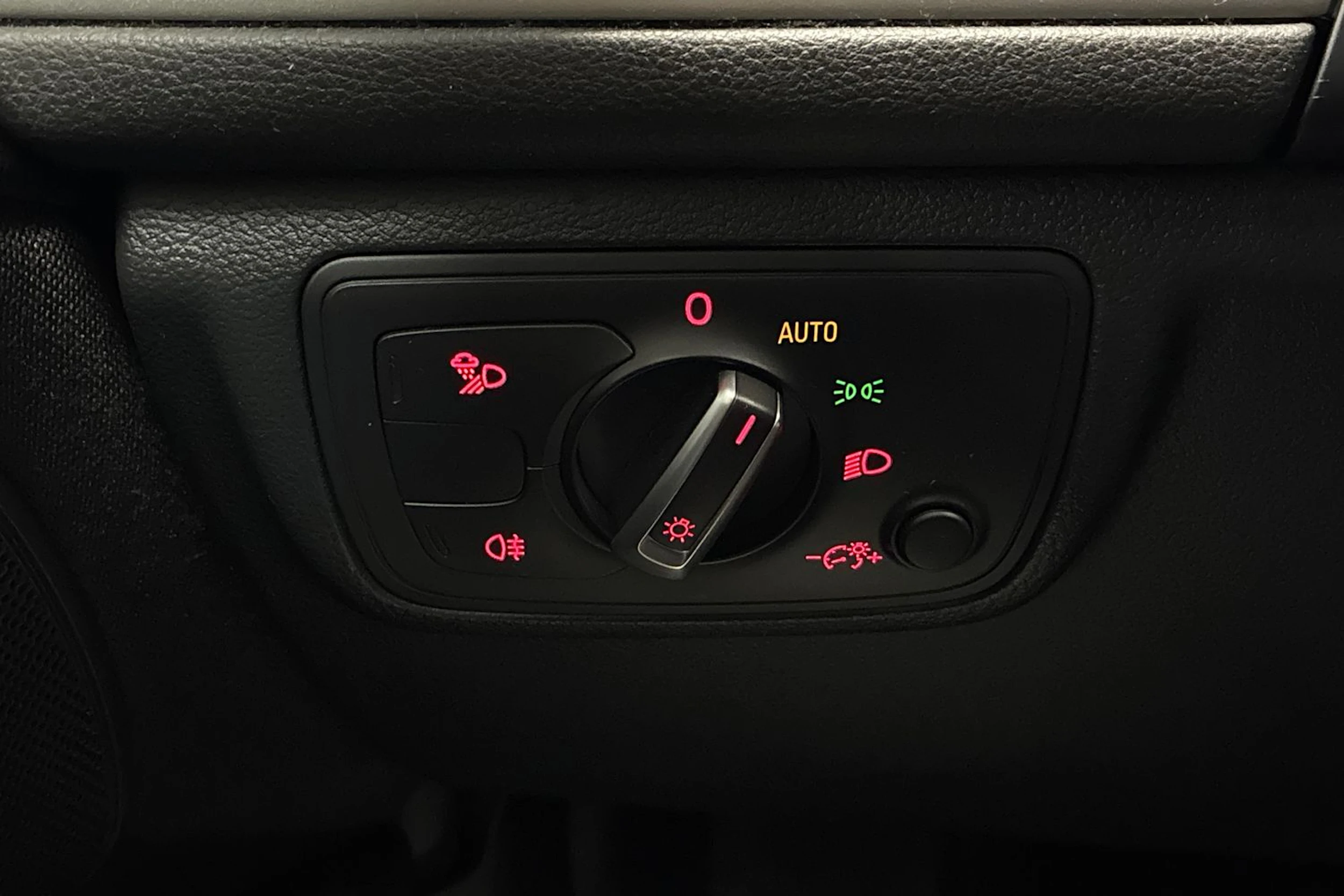 valkoinen Audi A6 2012 kuva 16.