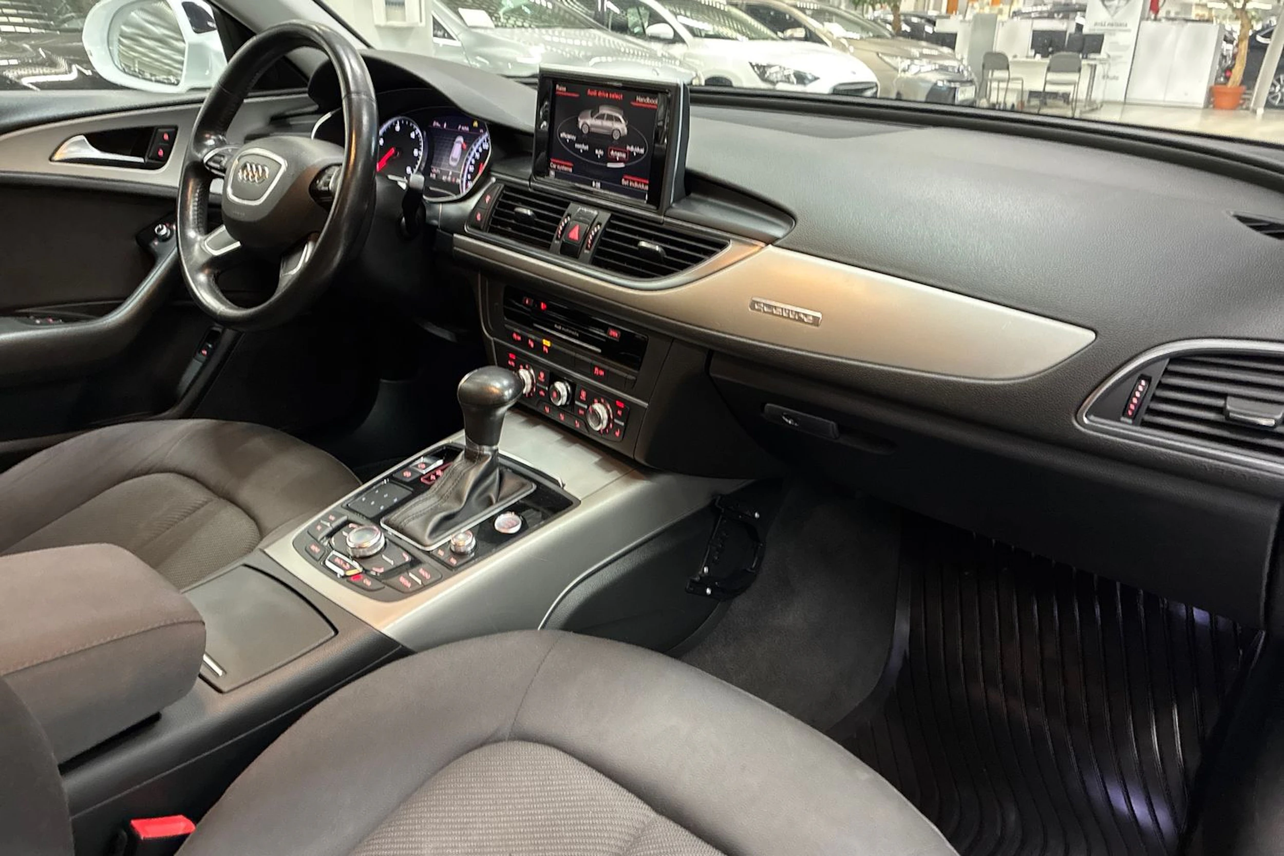 valkoinen Audi A6 2012 kuva 31.