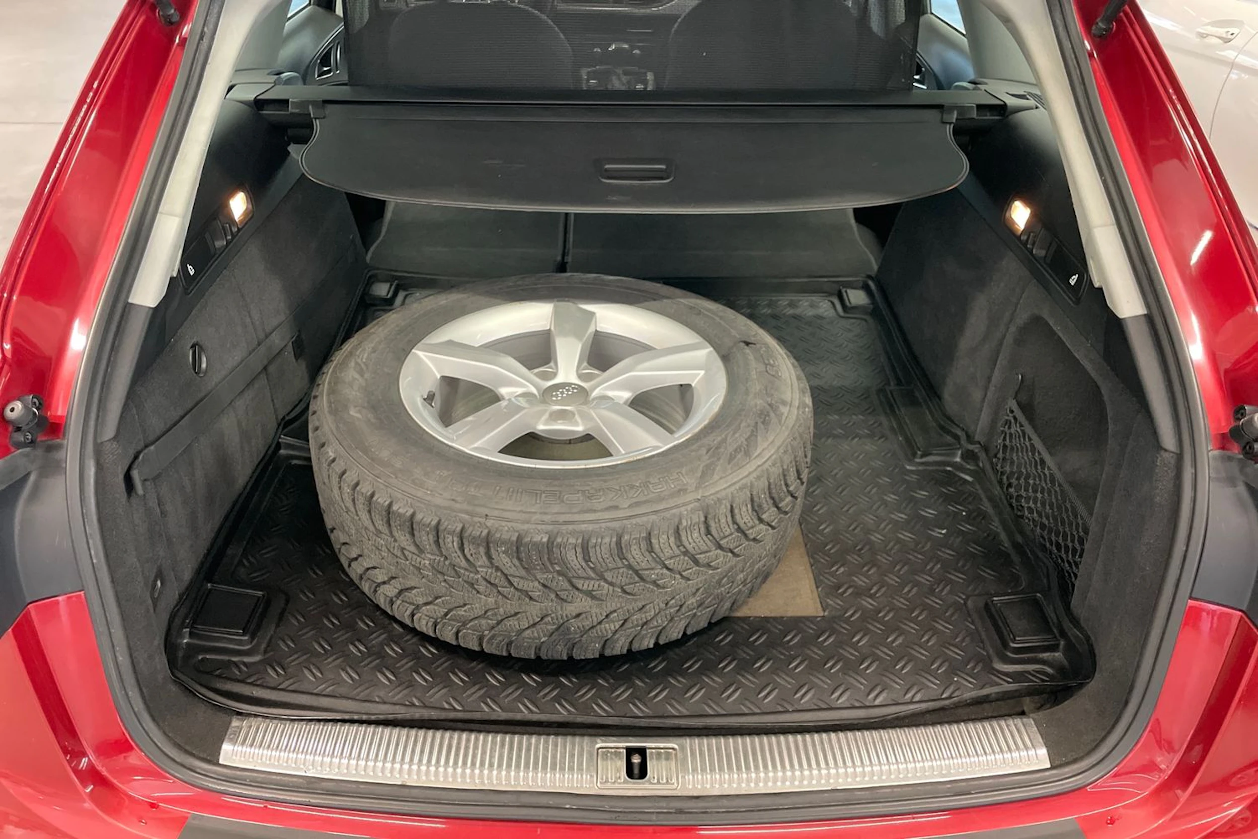 Punainen Audi A6 2012 kuva 11.