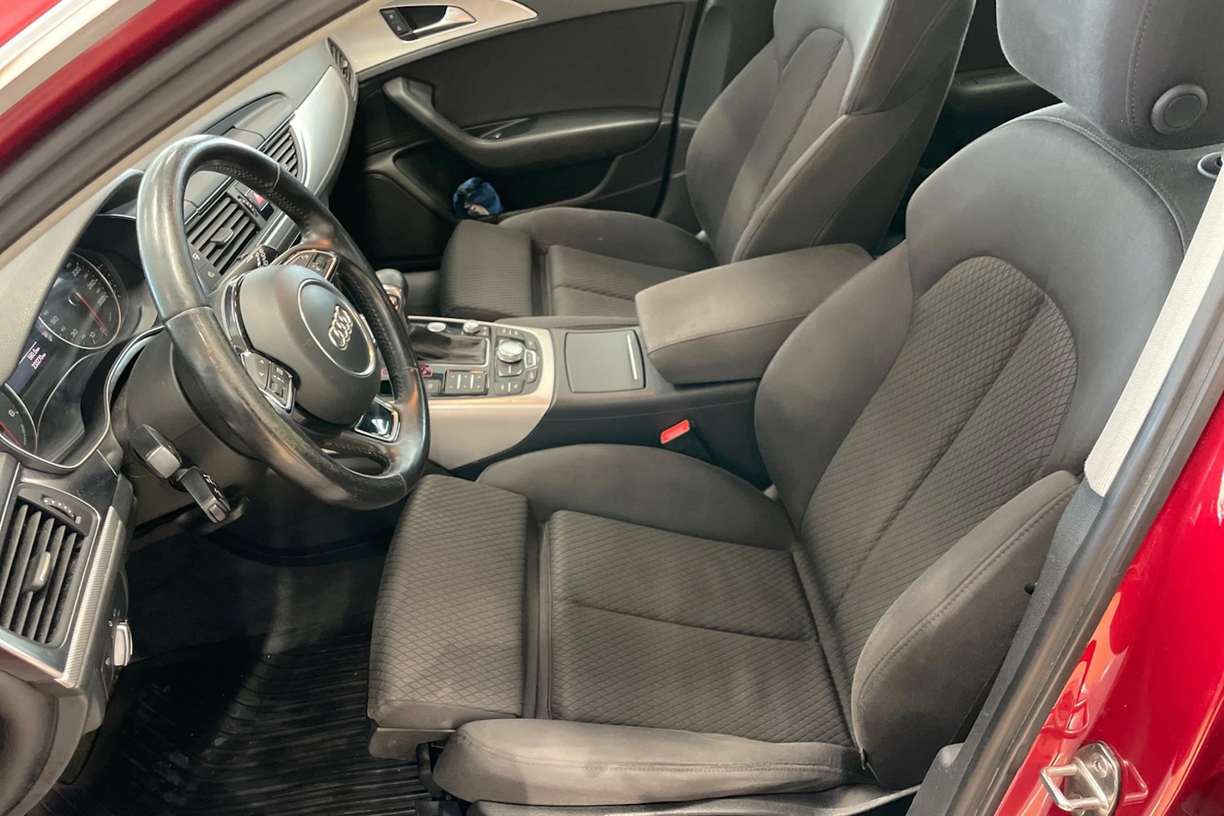 Punainen Audi A6 2012 kuva 12.