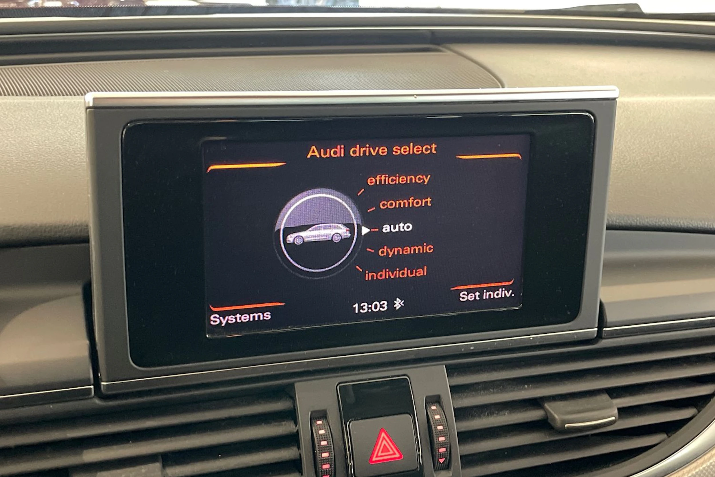 Punainen Audi A6 2012 kuva 21.