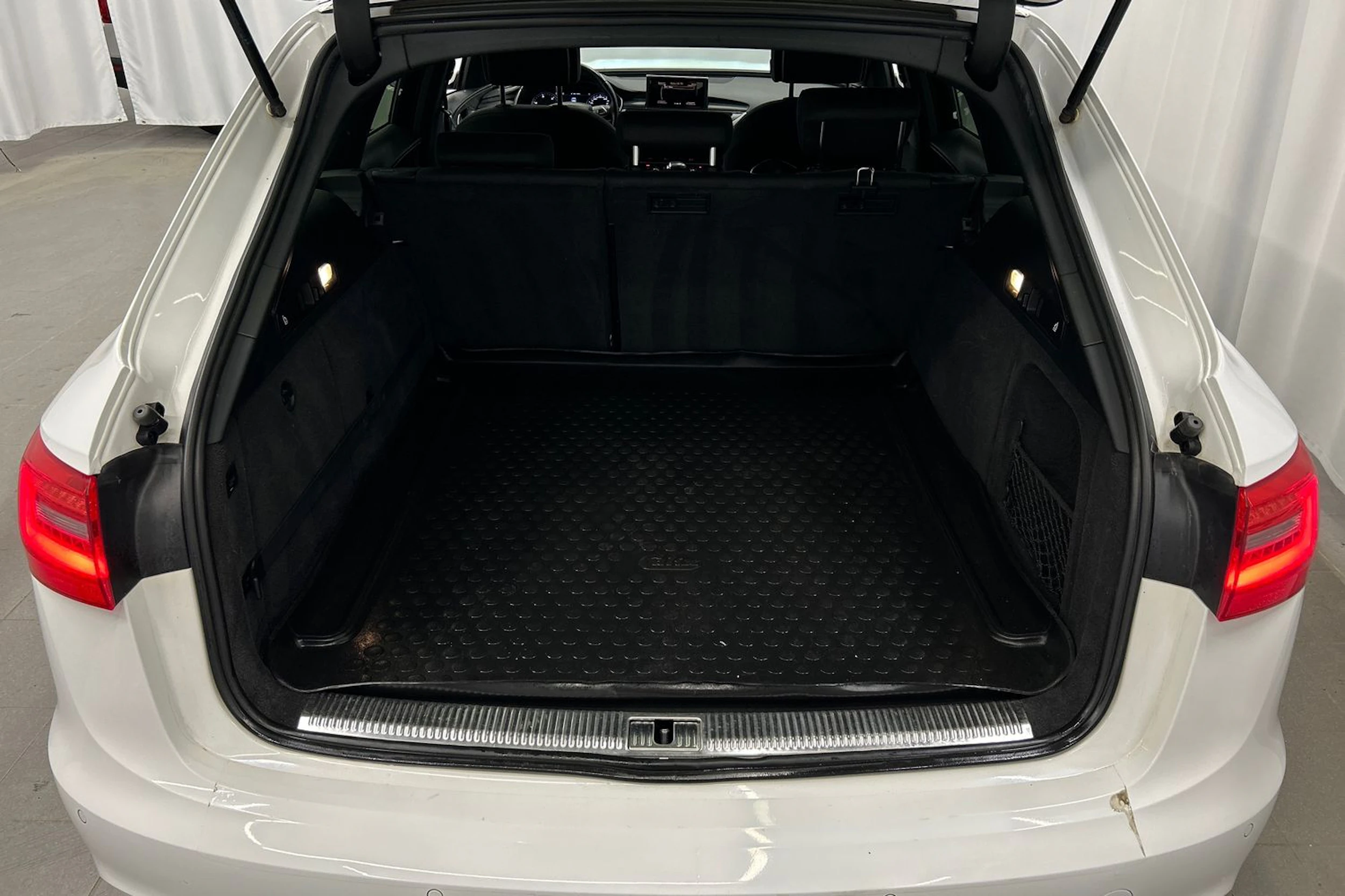 valkoinen Audi A6 2013 kuva 13.