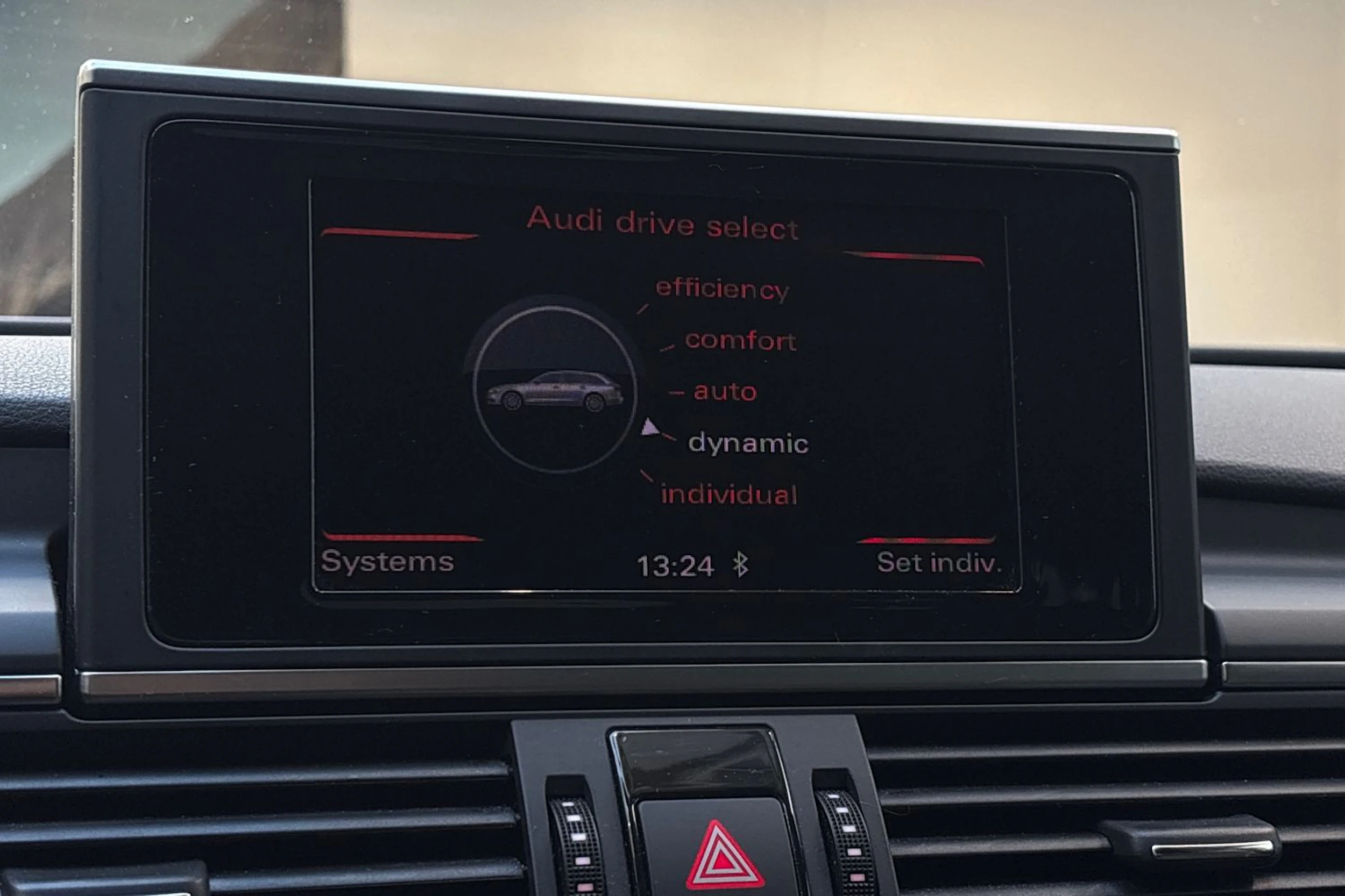Valkoinen Audi A6 2013 kuva 17.