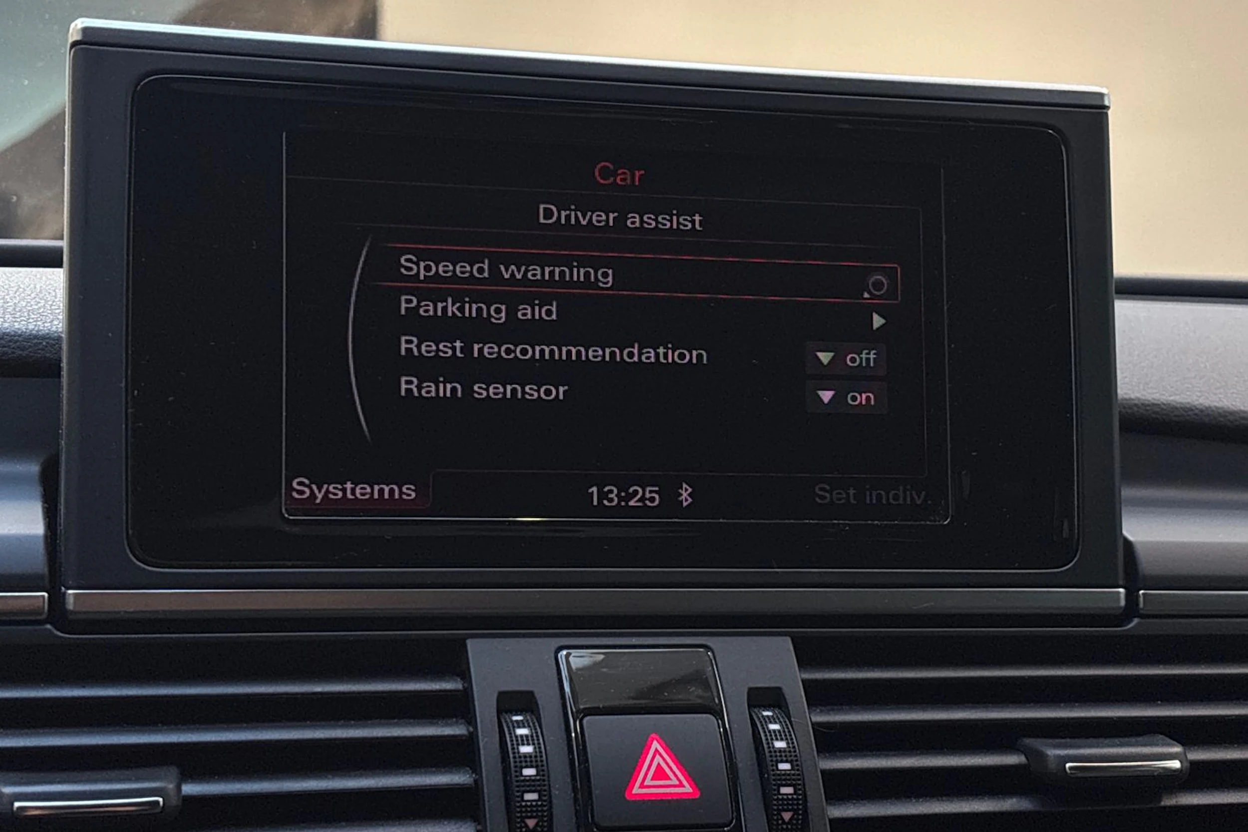 Valkoinen Audi A6 2013 kuva 18.