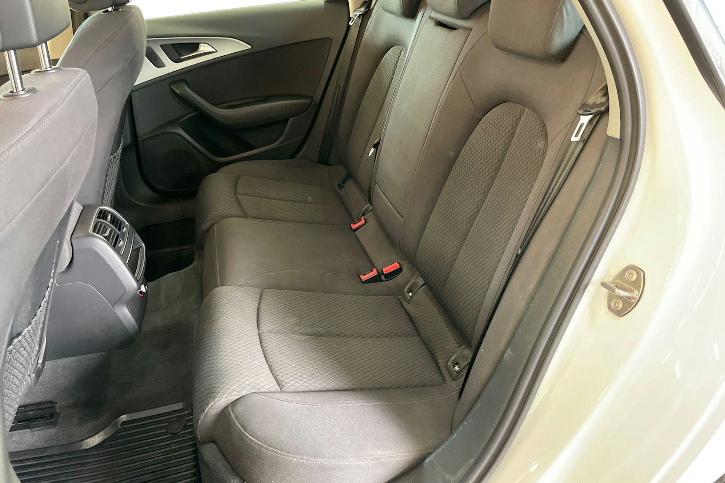 Valkoinen Audi A6 2014 kuva 10.