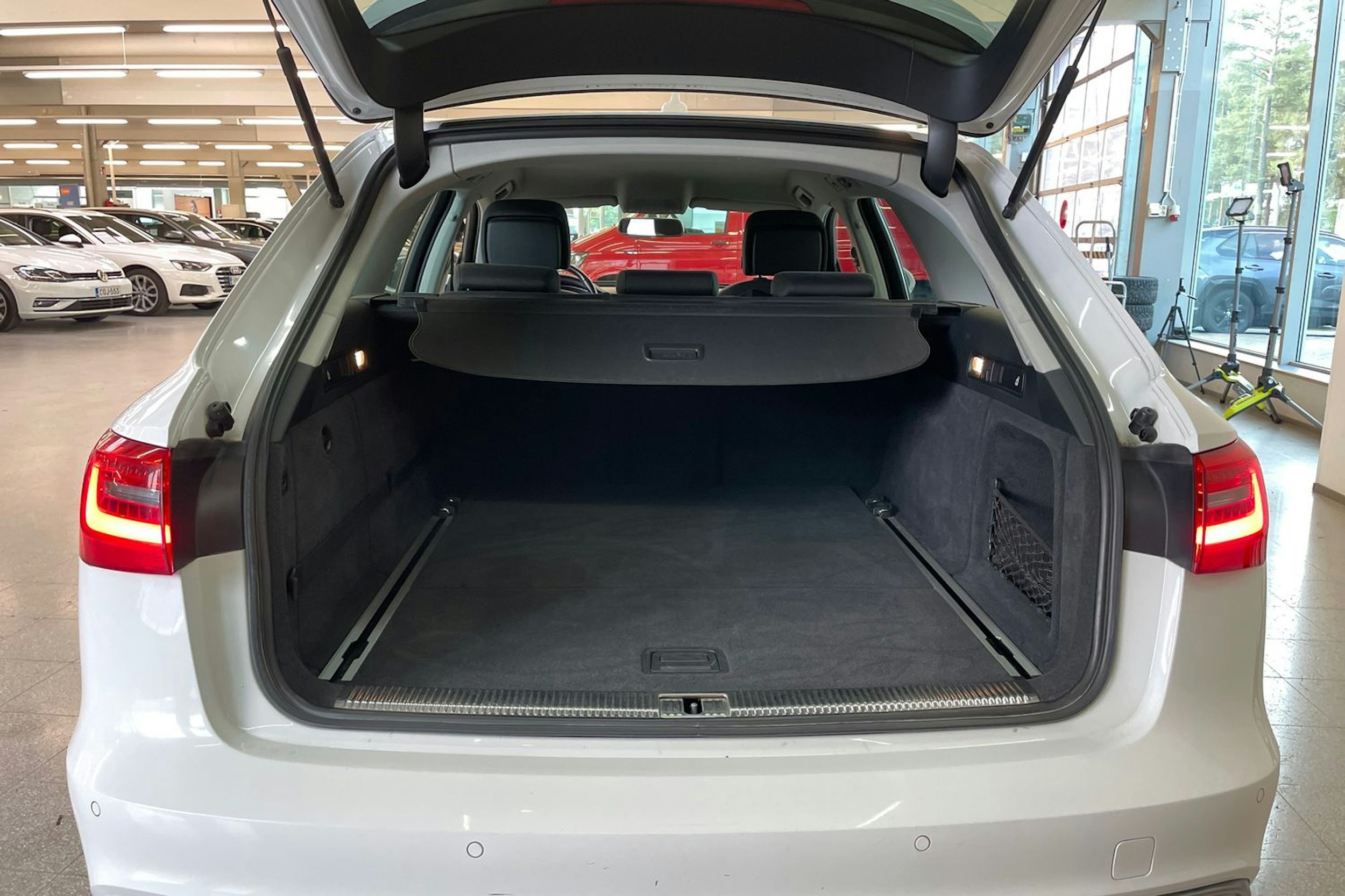 Valkoinen Audi A6 2014 kuva 27.