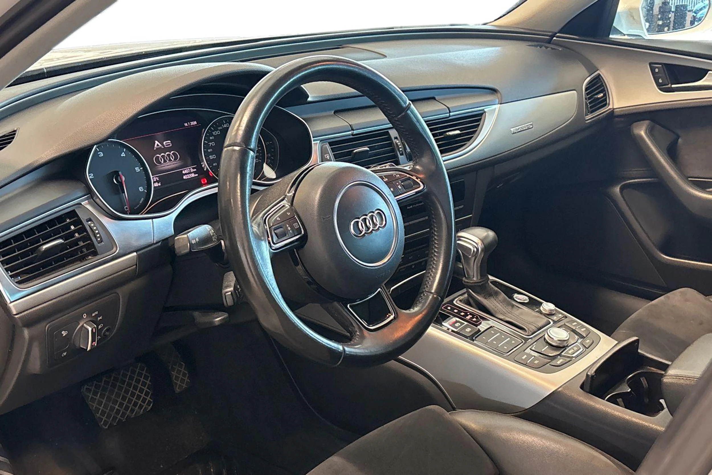 valkoinen Audi A6 2014 kuva 3.