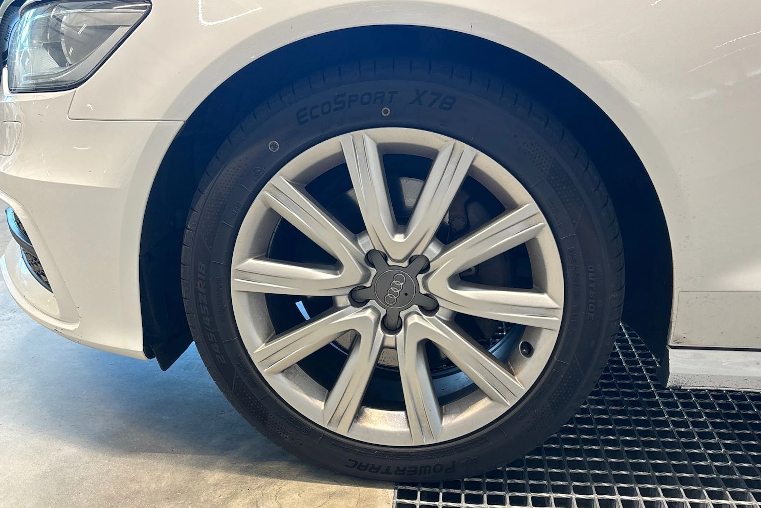 valkoinen Audi A6 2014 kuva 5.