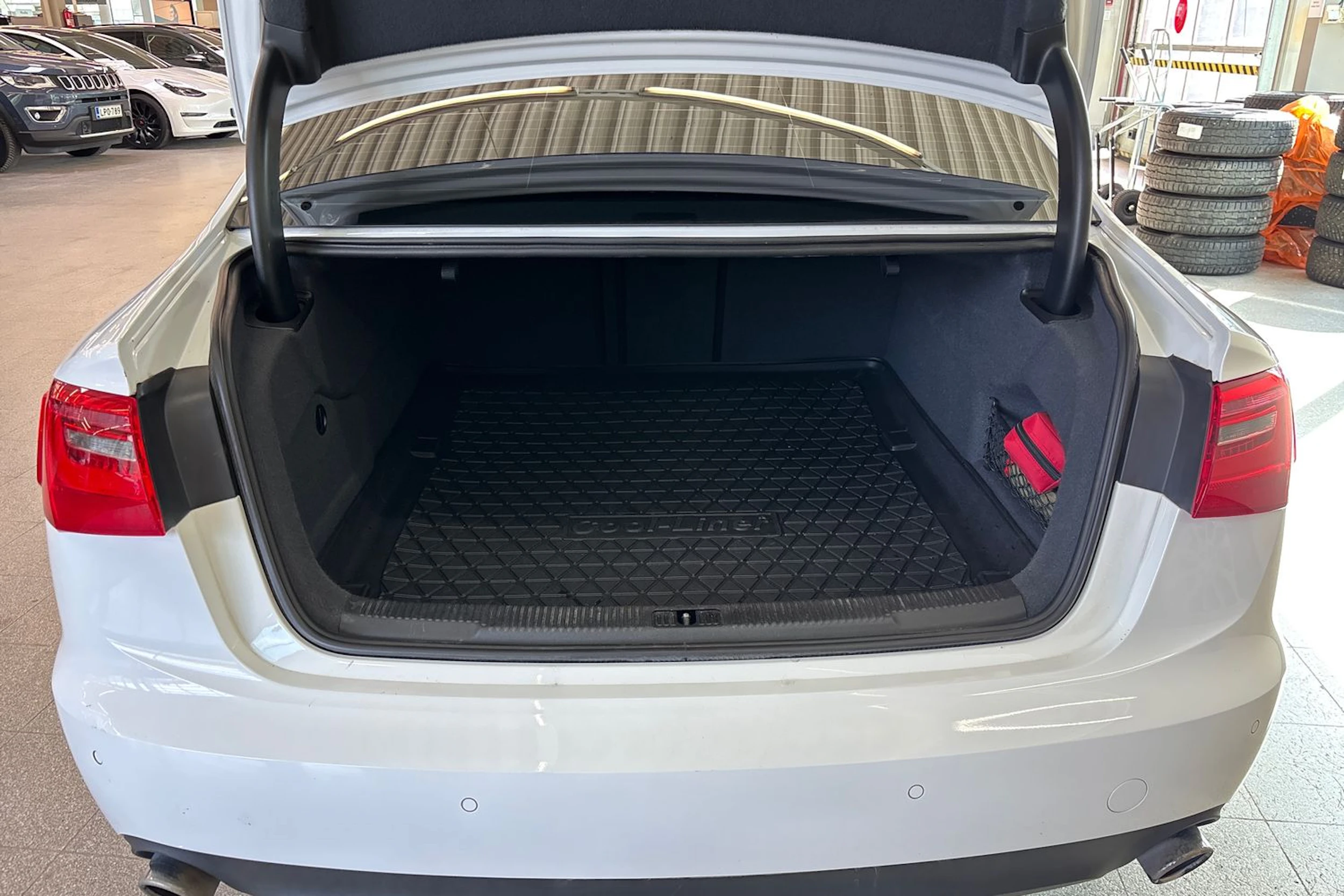 valkoinen Audi A6 2014 kuva 23.