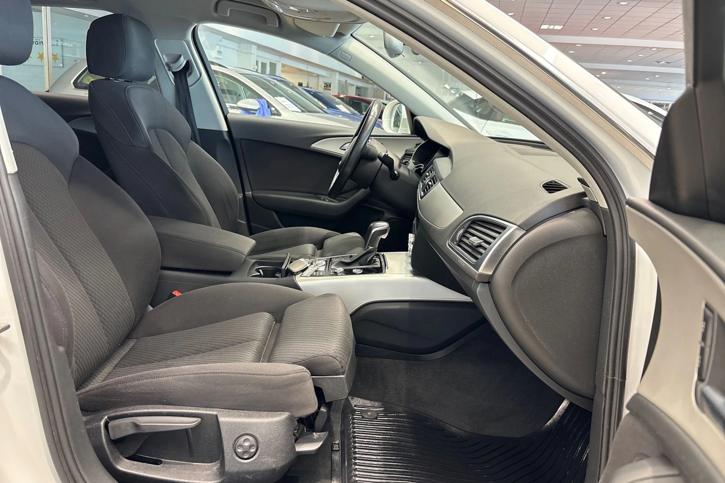 Valkoinen Audi A6 2015 kuva 13.