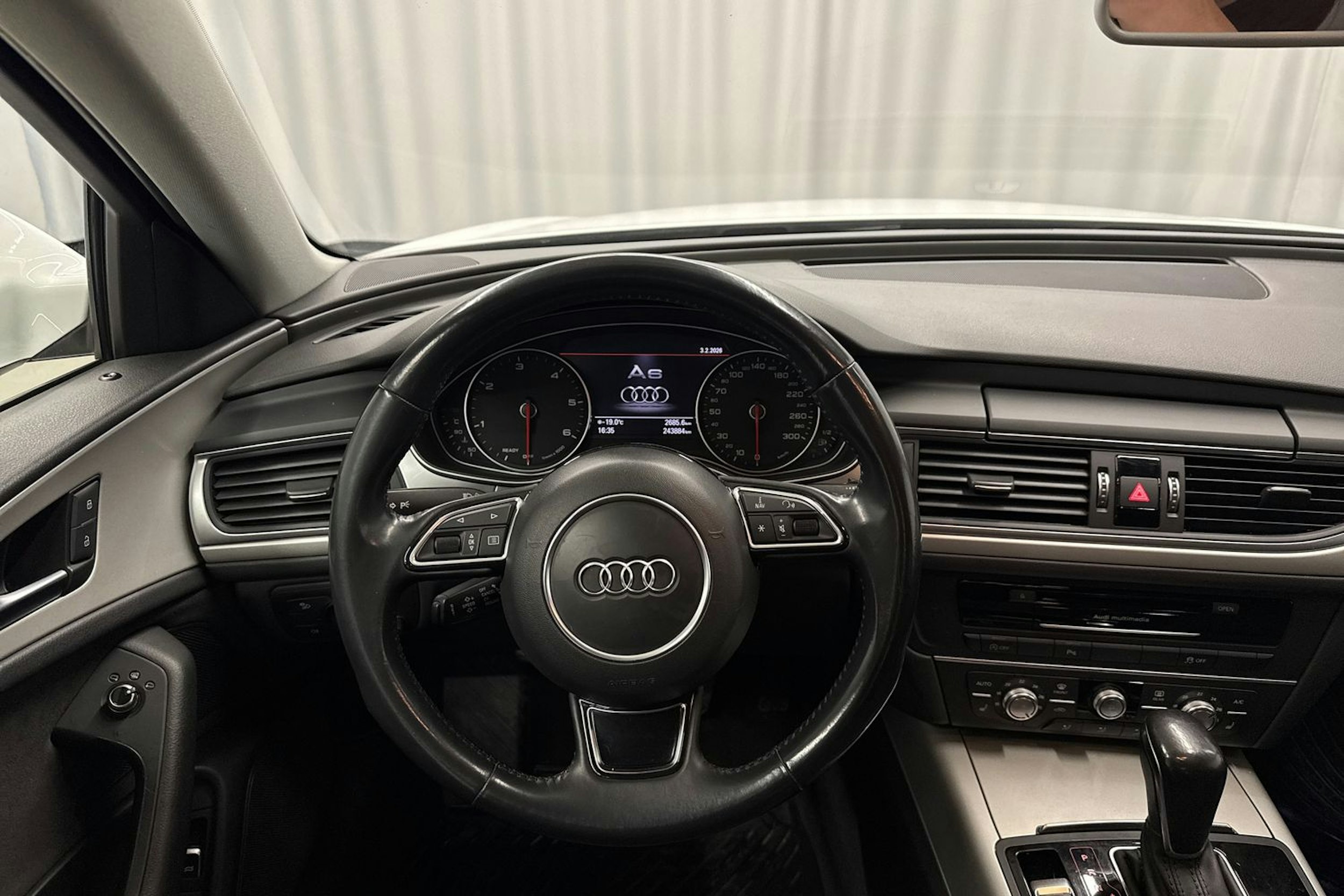 valkoinen Audi A6 2015 kuva 17.