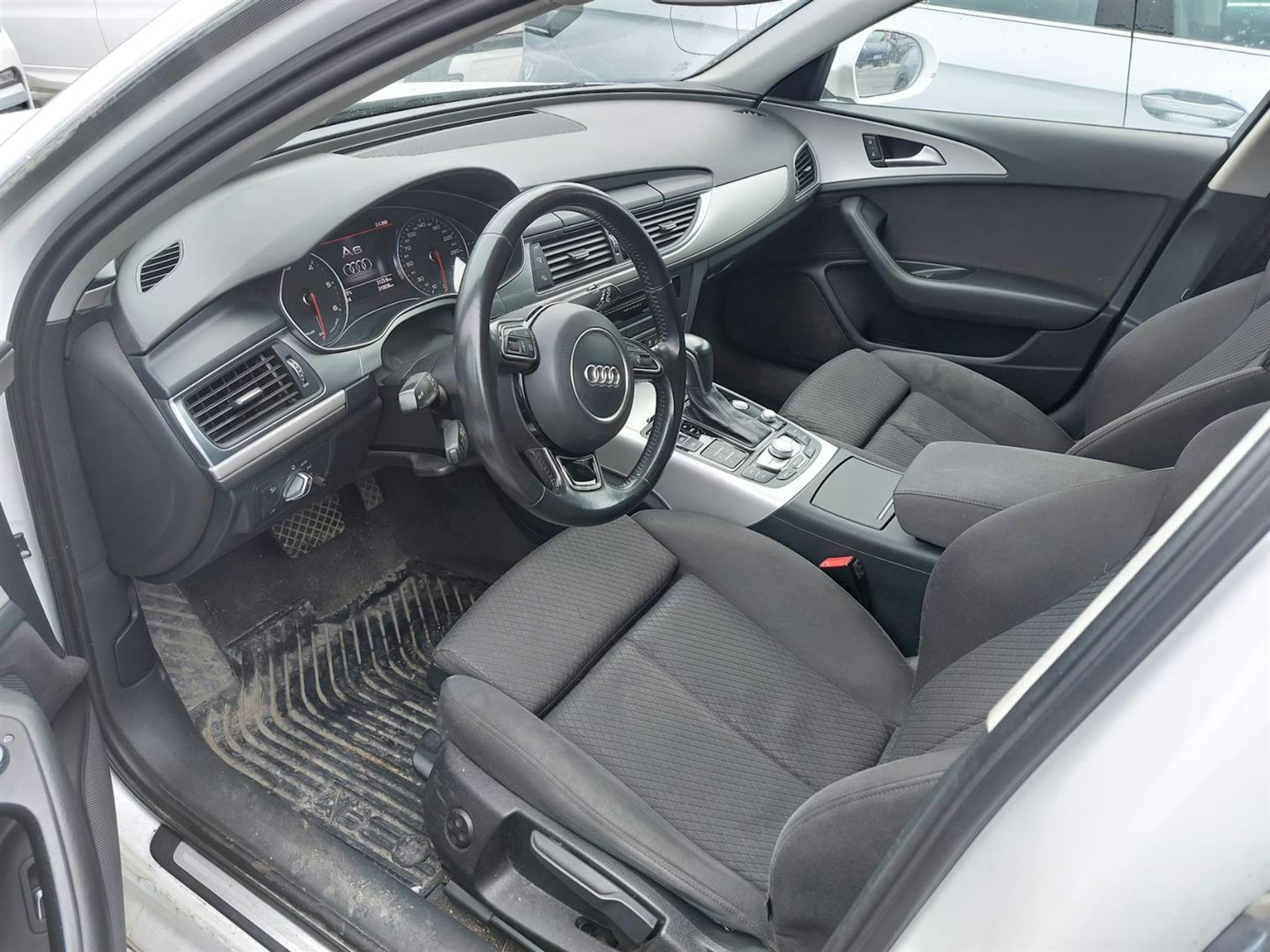 Valkoinen Audi A6 2015 kuva 6.