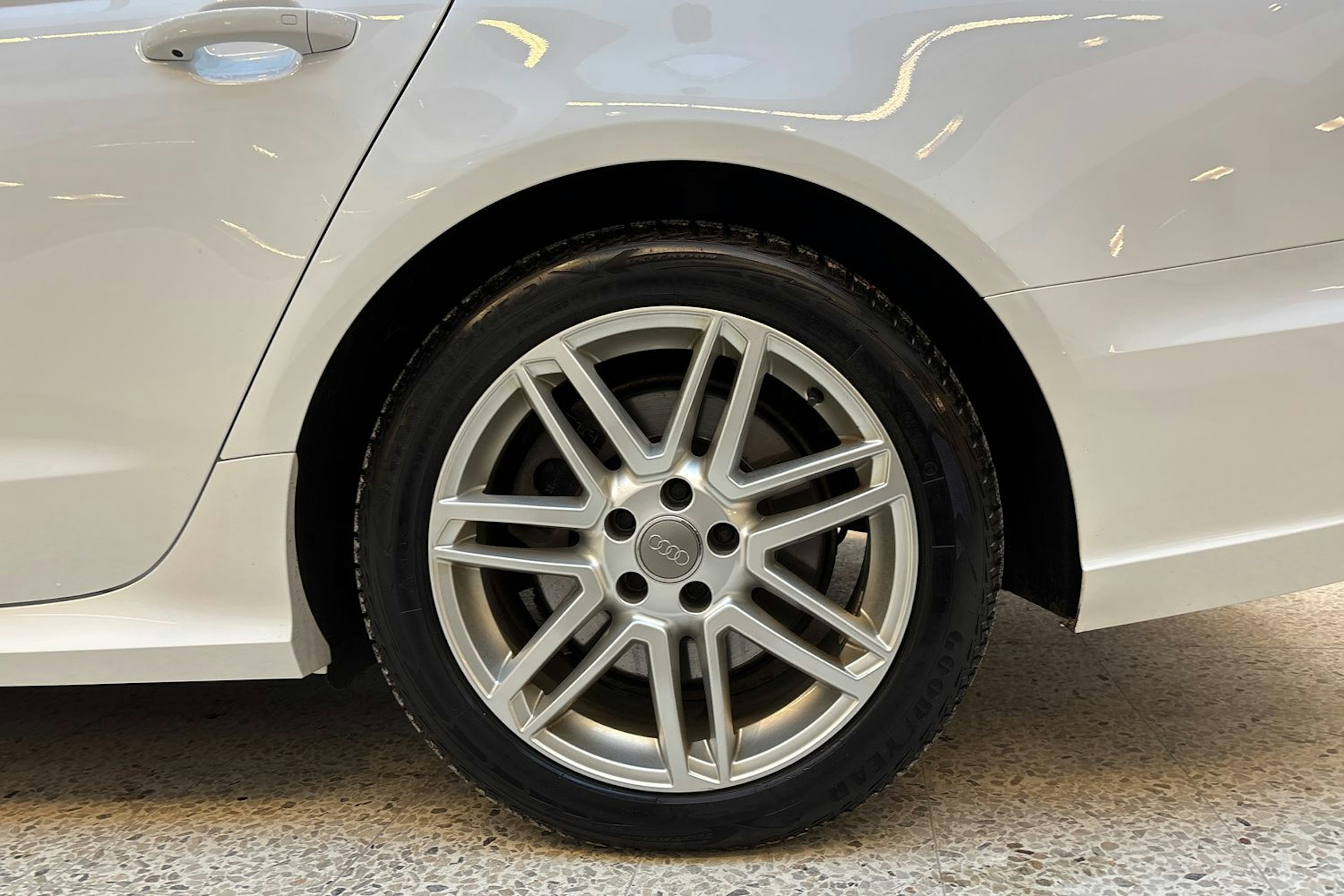 valkoinen Audi A6 2015 kuva 13.