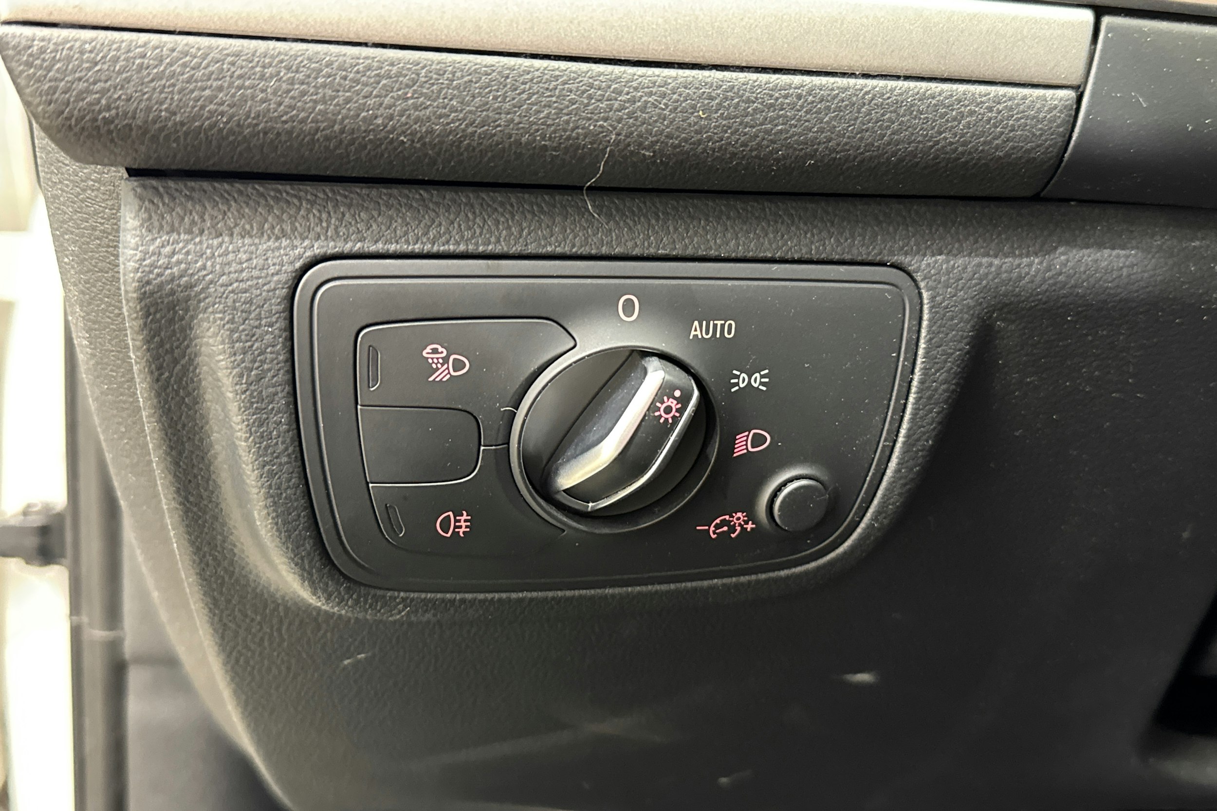 valkoinen Audi A6 2016 kuva 13.