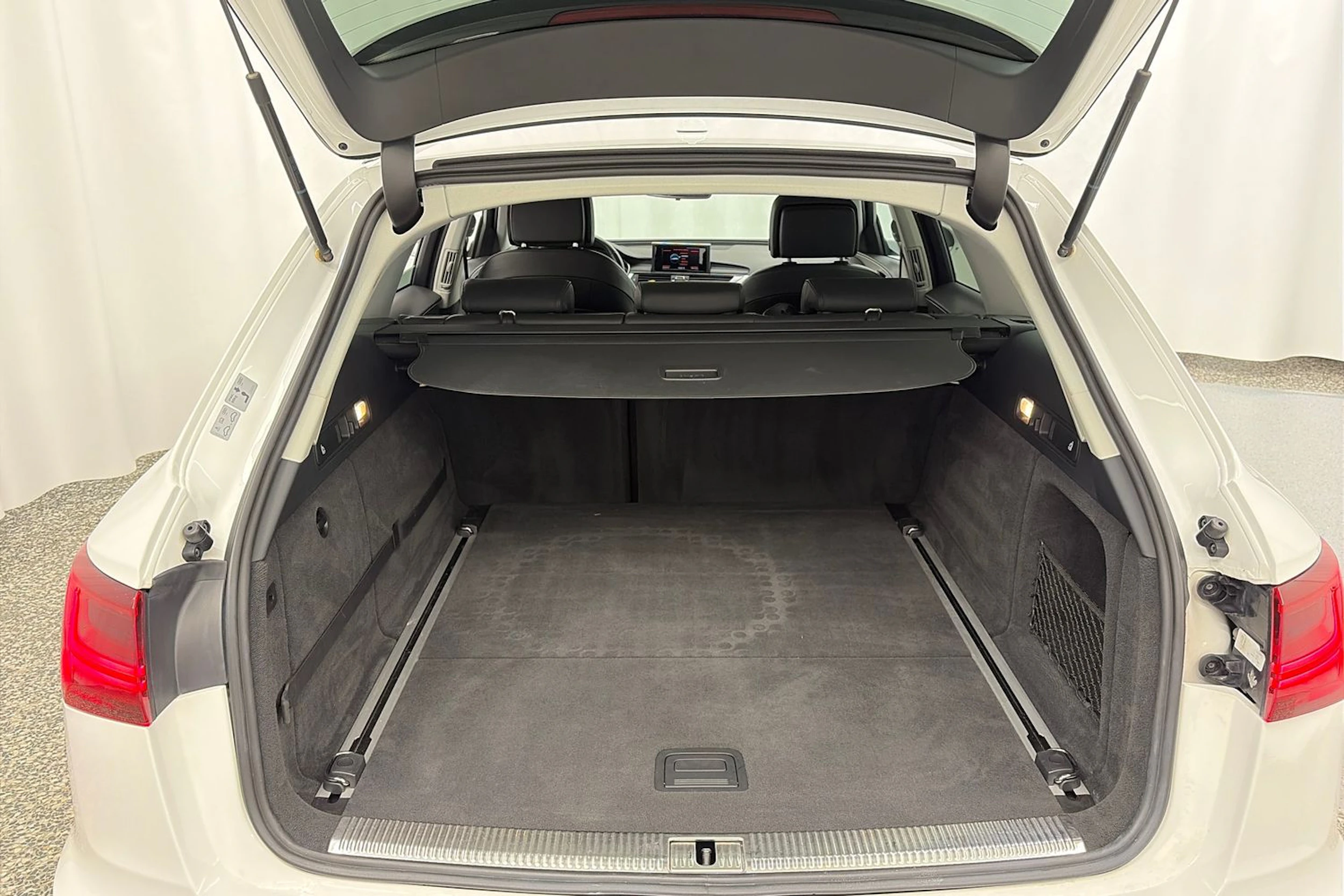 Valkoinen Audi A6 2016 kuva 16.