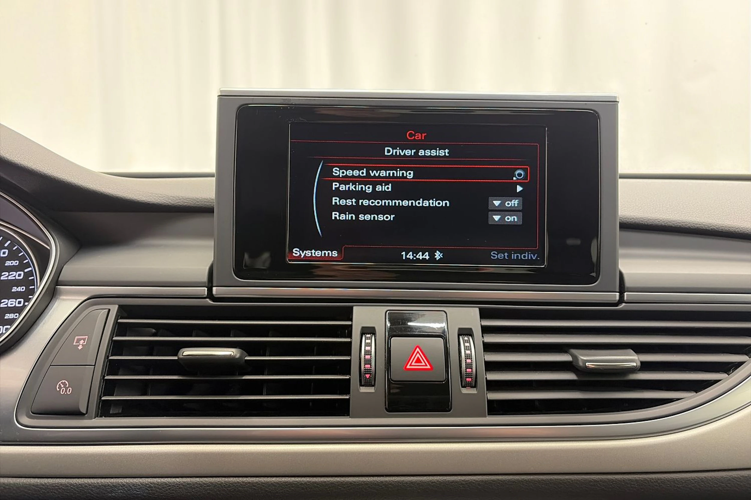 Valkoinen Audi A6 2016 kuva 27.