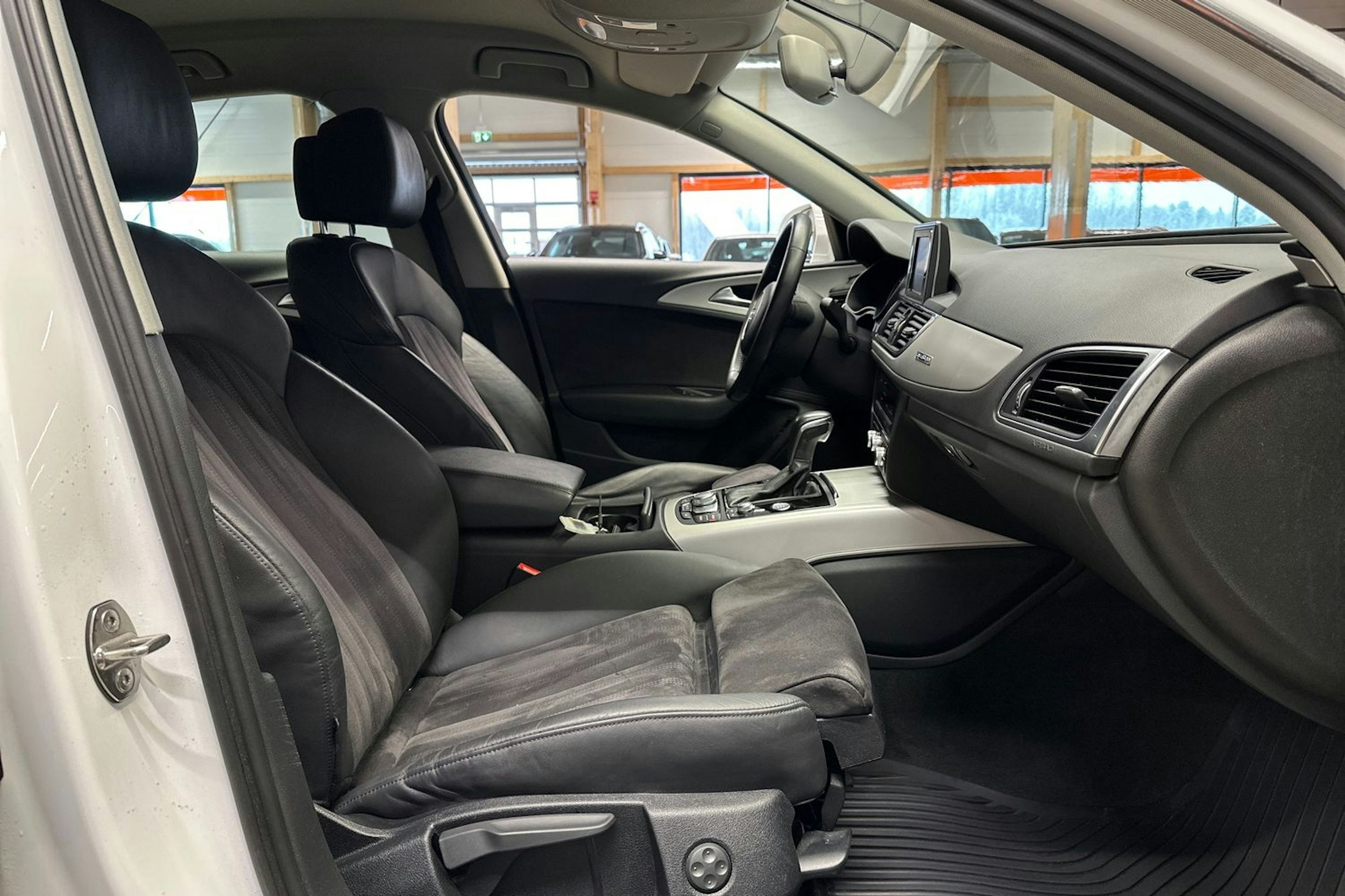 valkoinen Audi A6 2016 kuva 13.
